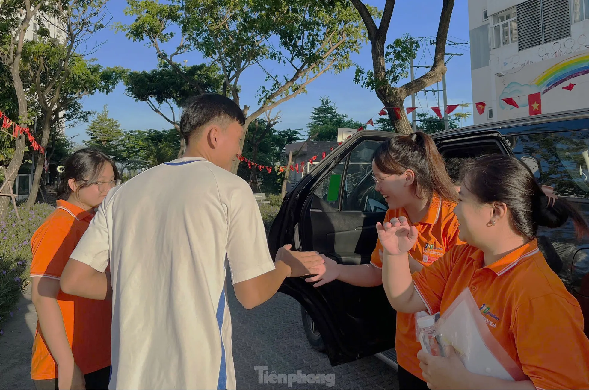 Đại gia đình đưa 21 sĩ tử đặc biệt ở Đà Nẵng đi thi - Ảnh 7. Đại gia đình đưa 21 sĩ tử đặc biệt ở Đà Nẵng đi thi - Ảnh 7.