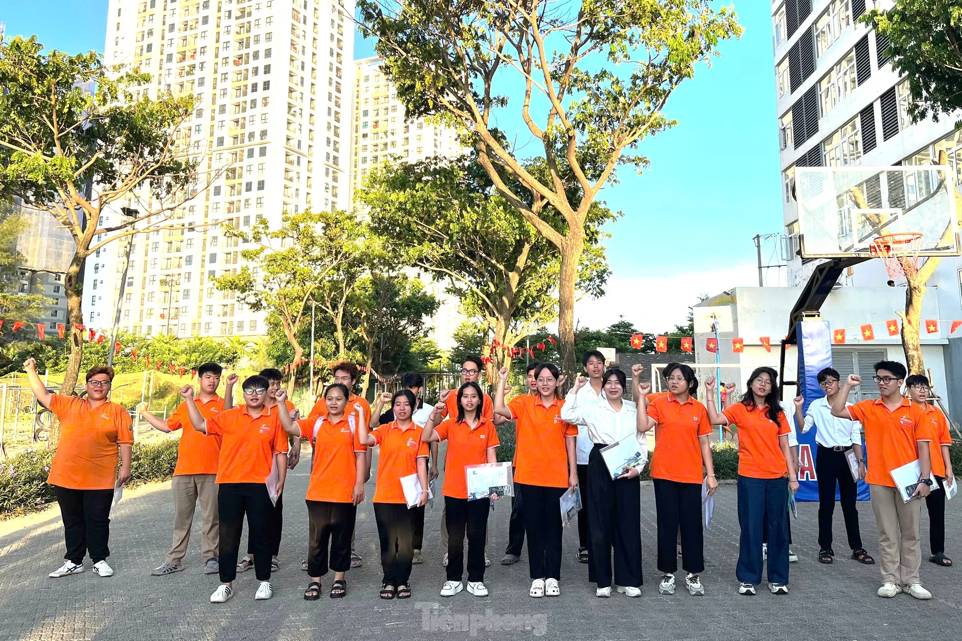 Đại gia đình đưa 21 sĩ tử đặc biệt ở Đà Nẵng đi thi ảnh 1