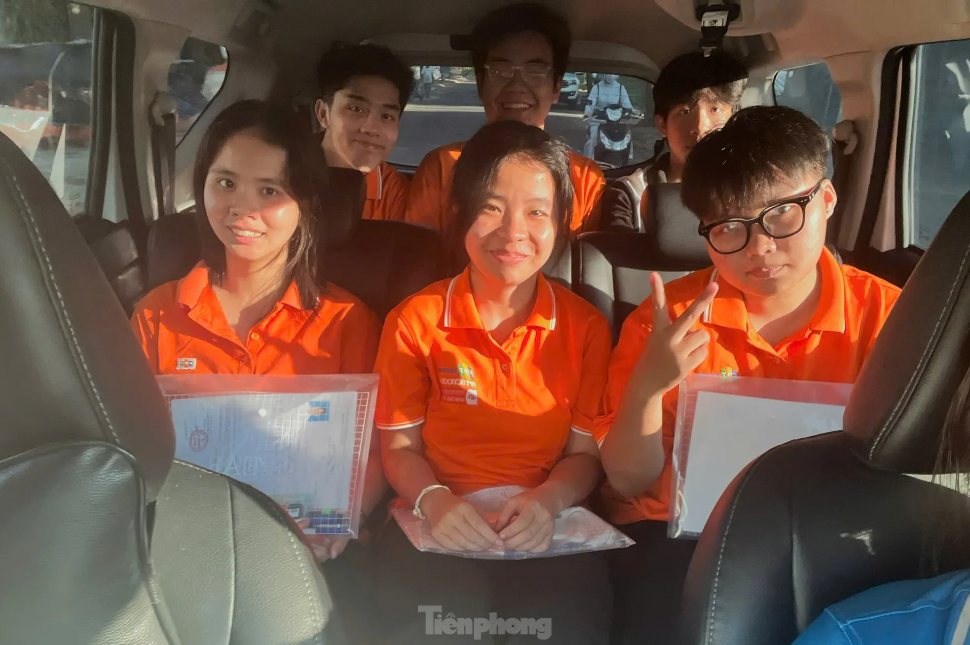 Đại gia đình đưa 21 sĩ tử đặc biệt ở Đà Nẵng đi thi ảnh 3