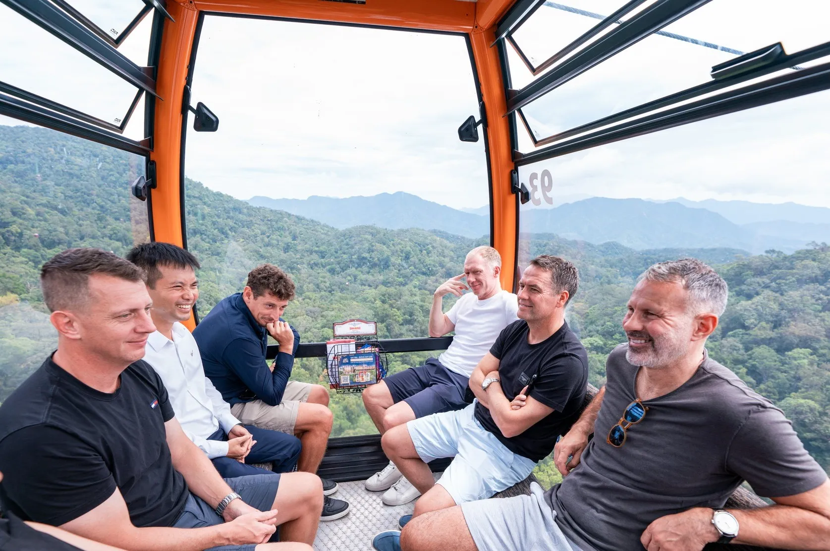 Huyền thoại MU Michael Owen, Ryan Gigg checkin cầu Vàng Đà Nẵng ảnh 1