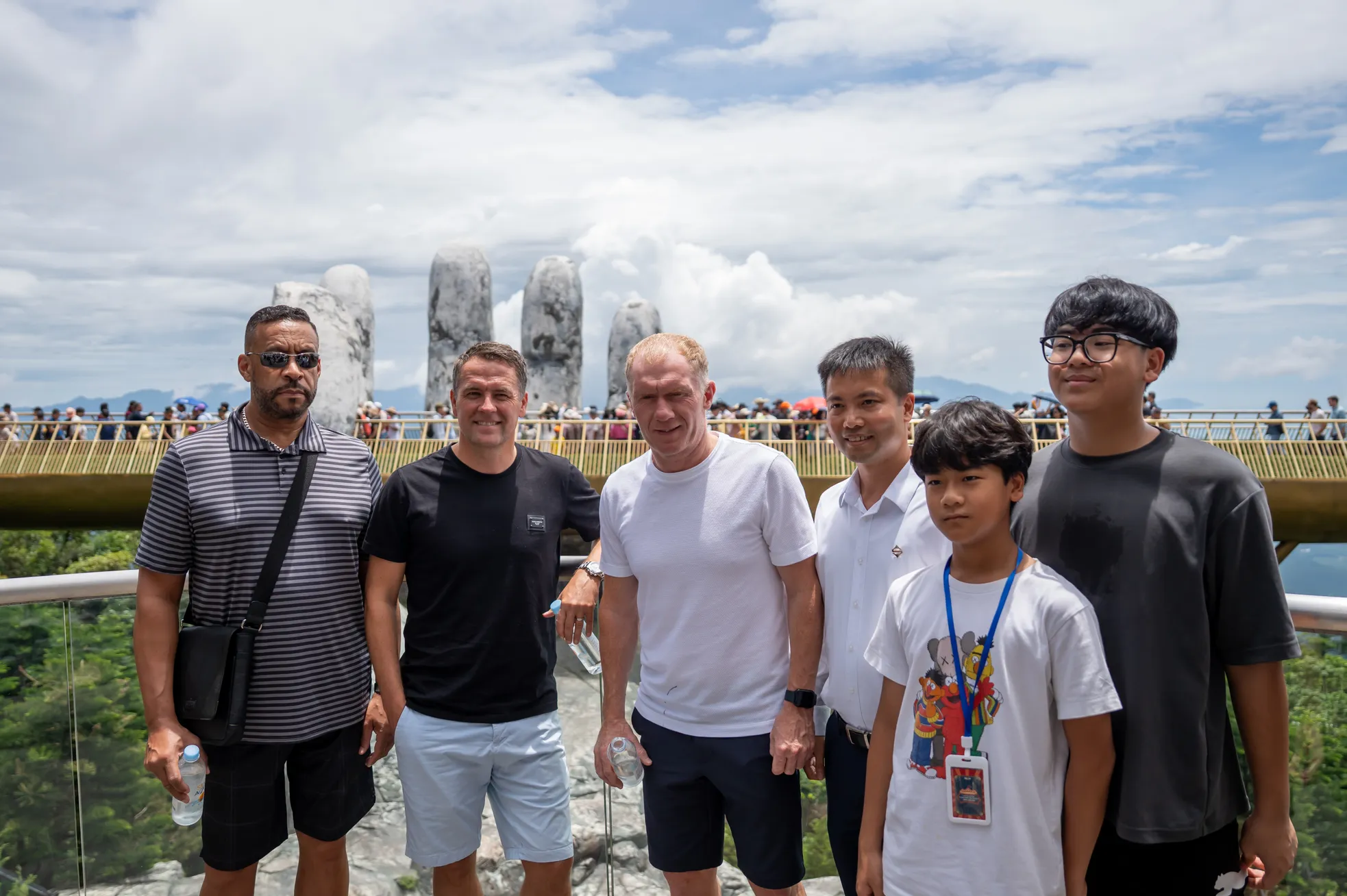 Huyền thoại MU Michael Owen, Ryan Gigg checkin cầu Vàng Đà Nẵng ảnh 4