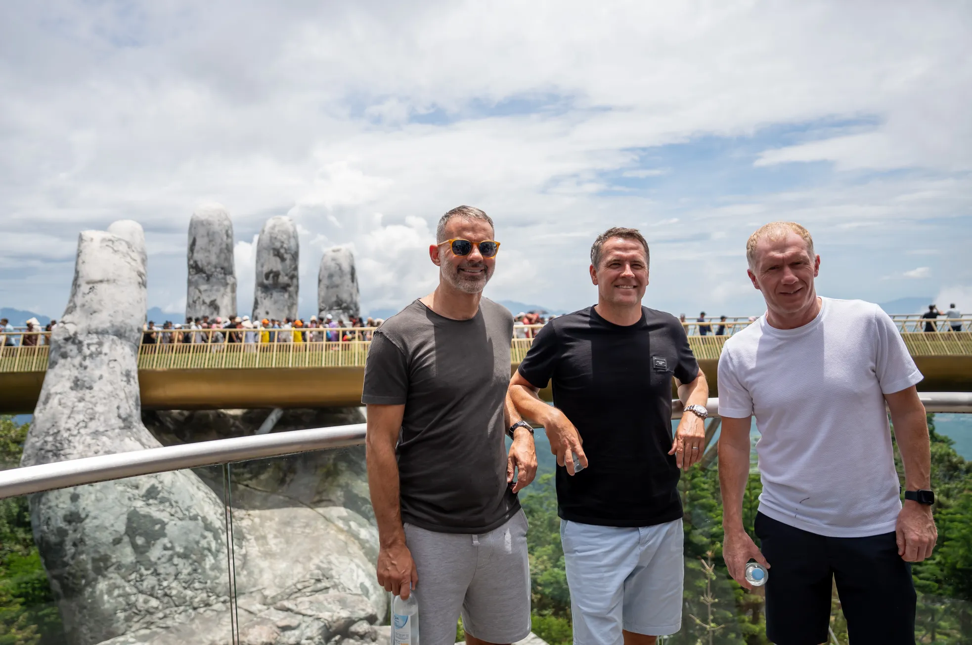 Huyền thoại MU Michael Owen, Ryan Gigg checkin cầu Vàng Đà Nẵng ảnh 3
