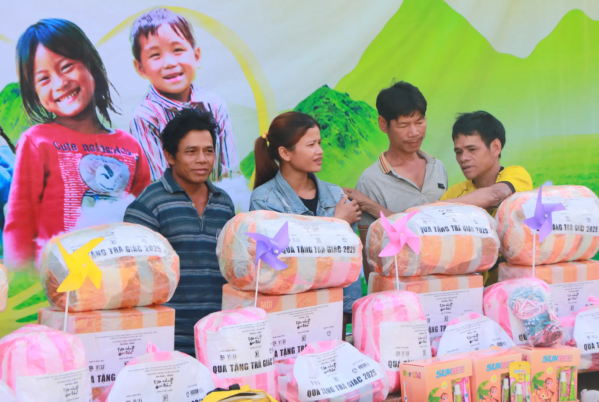 Bạn trẻ Đà Nẵng thắp sáng thôn làng giữa đại ngàn ảnh 9
