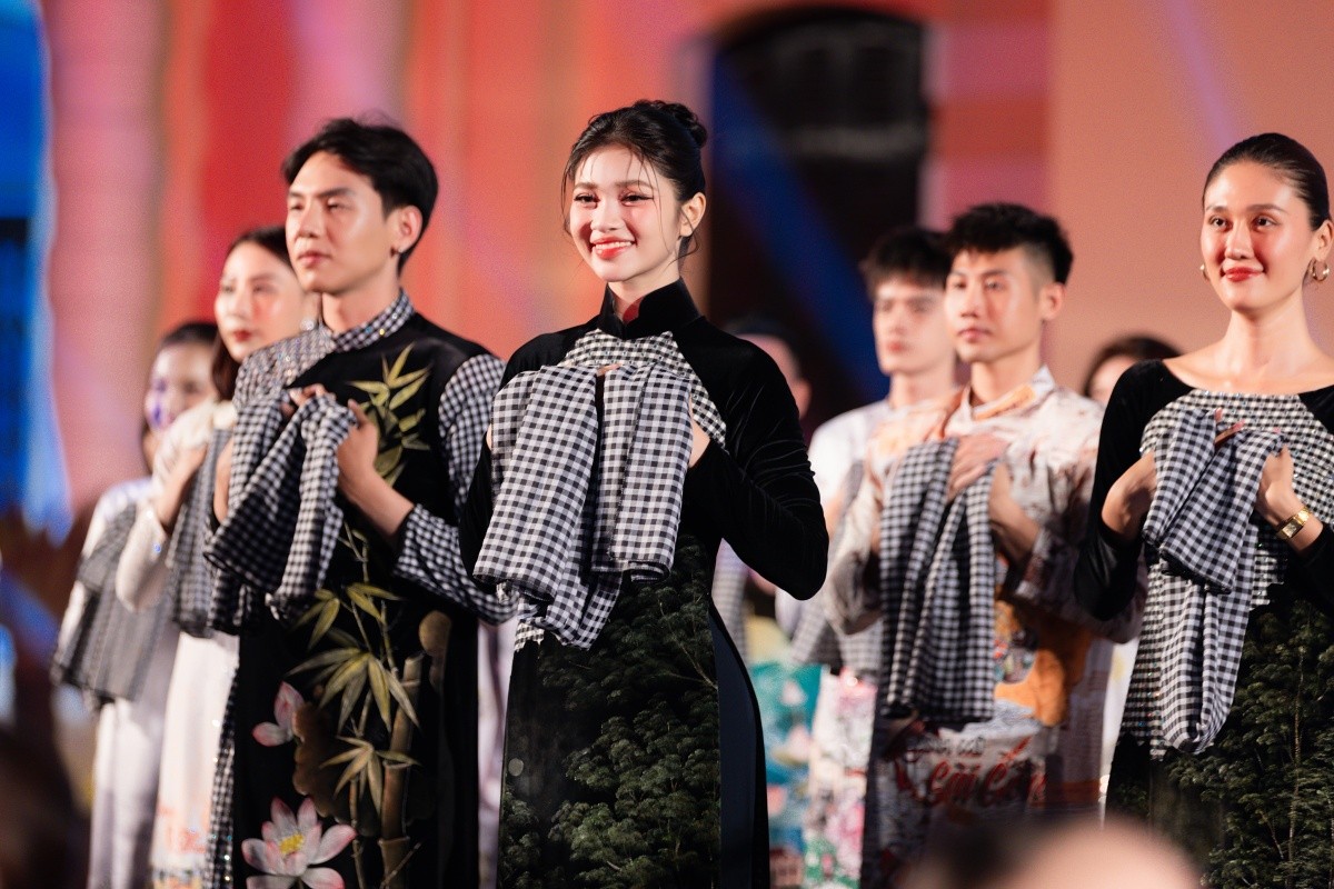 Hoa hậu Lê Hoàng Phương, Á hậu Ngọc Hằng ghi dấu ấn tại Vũ hội Khăn rằn ảnh 7