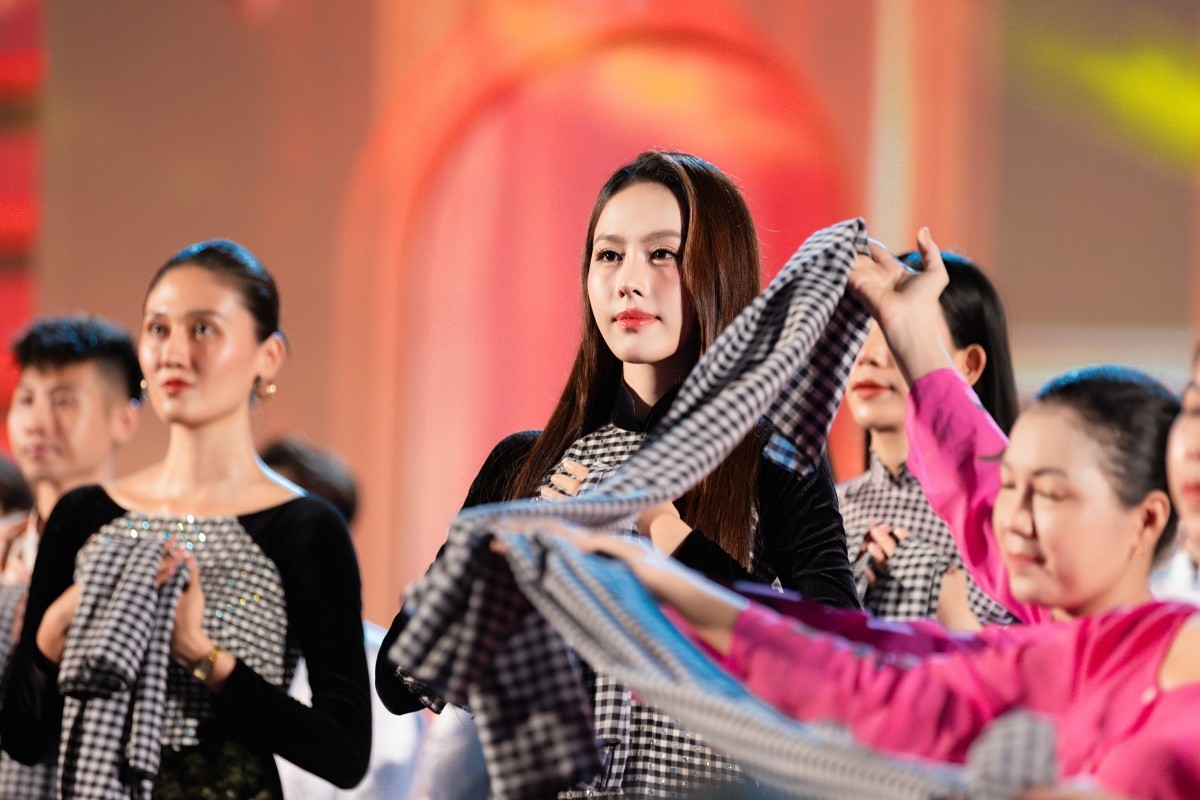 Hoa hậu Lê Hoàng Phương, Á hậu Ngọc Hằng ghi dấu ấn tại Vũ hội Khăn rằn ảnh 4