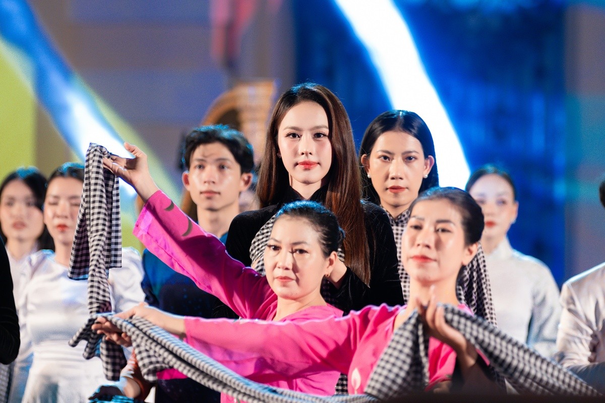 Hoa hậu Lê Hoàng Phương, Á hậu Ngọc Hằng ghi dấu ấn tại Vũ hội Khăn rằn ảnh 5
