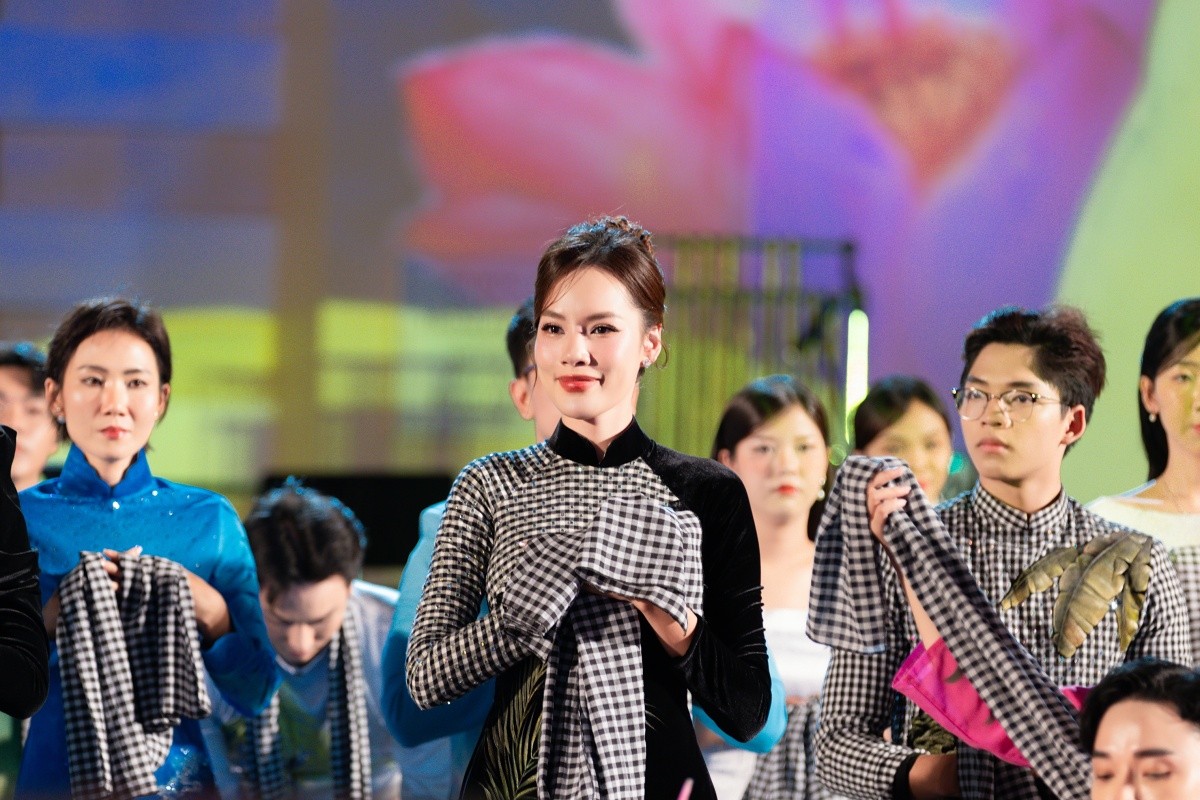 Hoa hậu Lê Hoàng Phương, Á hậu Ngọc Hằng ghi dấu ấn tại Vũ hội Khăn rằn ảnh 3