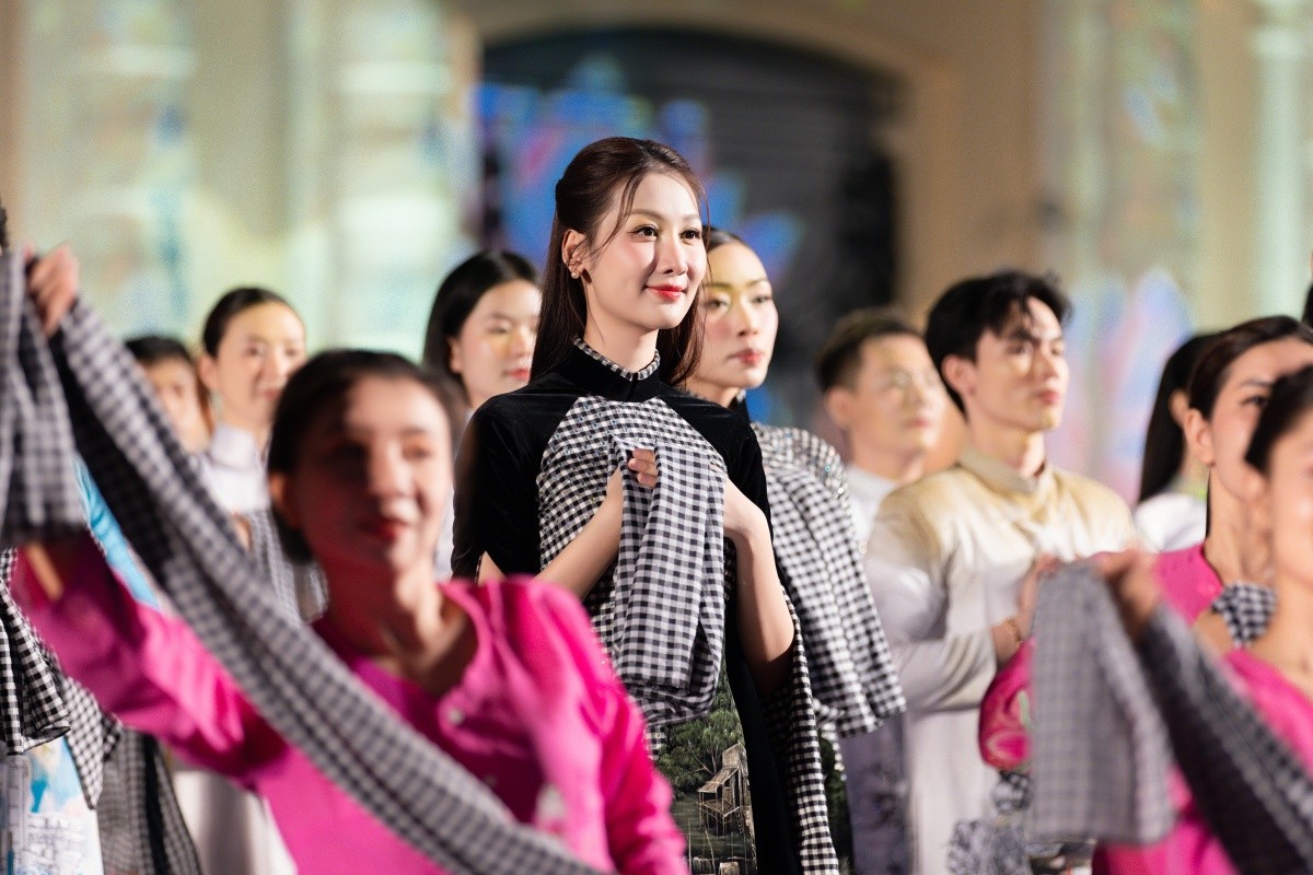 Hoa hậu Lê Hoàng Phương, Á hậu Ngọc Hằng ghi dấu ấn tại Vũ hội Khăn rằn ảnh 6