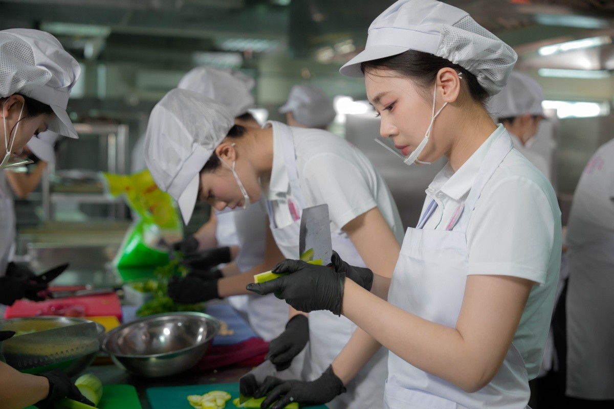 Thí sinh Hoa hậu Việt Nam 2024 thực hiện dự án cộng đồng ở tập 4 show thực tế ảnh 14