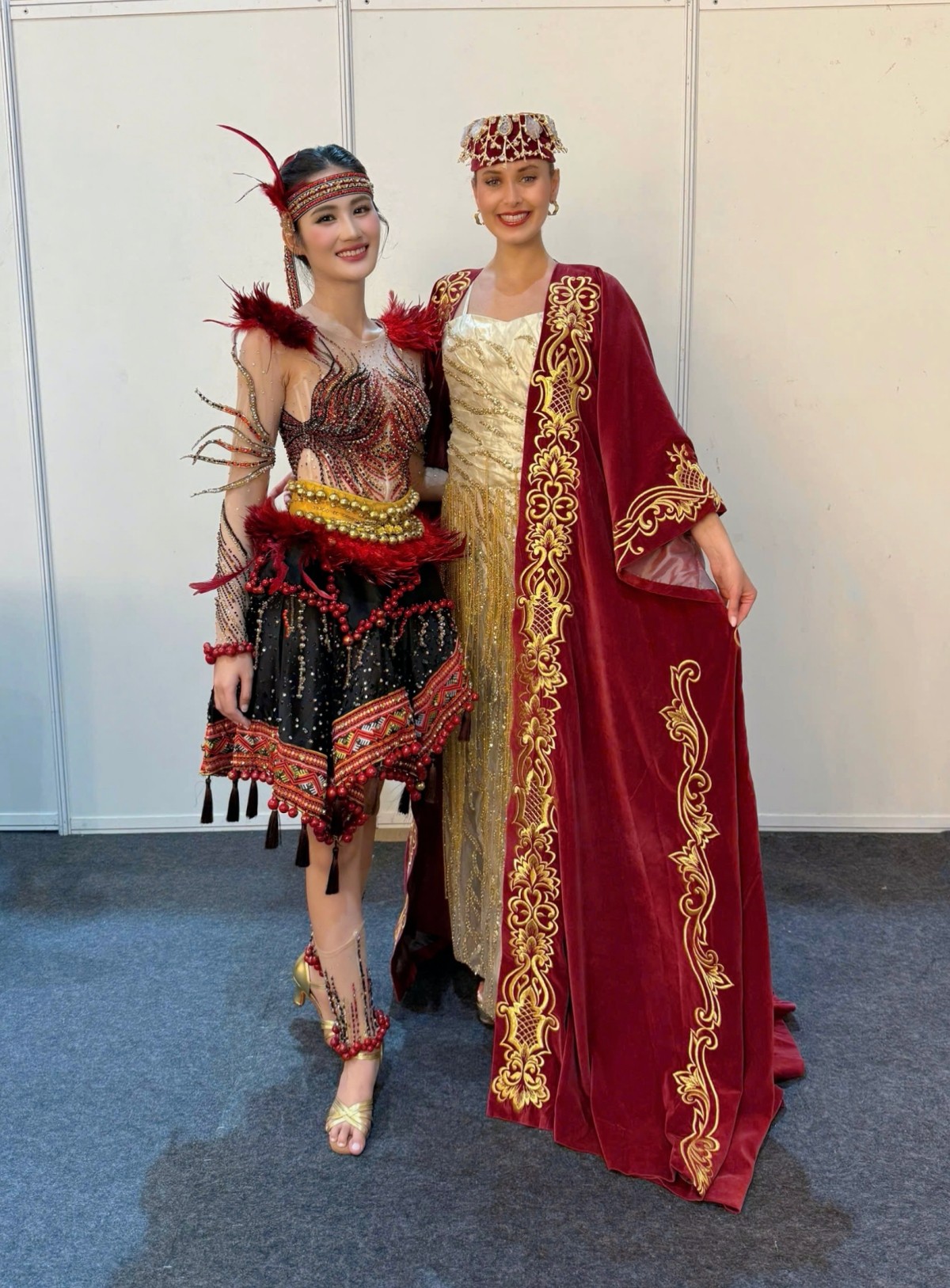 Ý Nhi diện trang phục Vũ Điệu Đại Ngàn, trình diễn tại đêm khai mạc Miss World 2025 ảnh 4