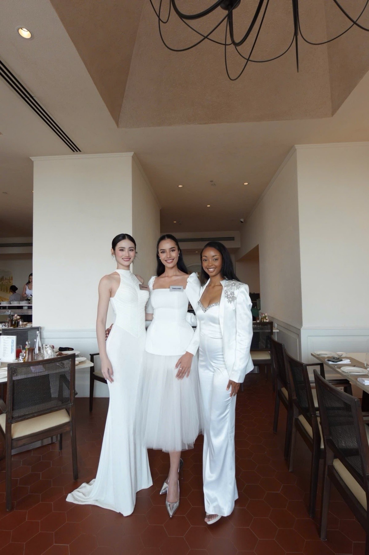 Miss World 2025: Hoa hậu Ý Nhi mặc bikini màu xanh dương khoe vòng eo chỉ 59 cm ảnh 1