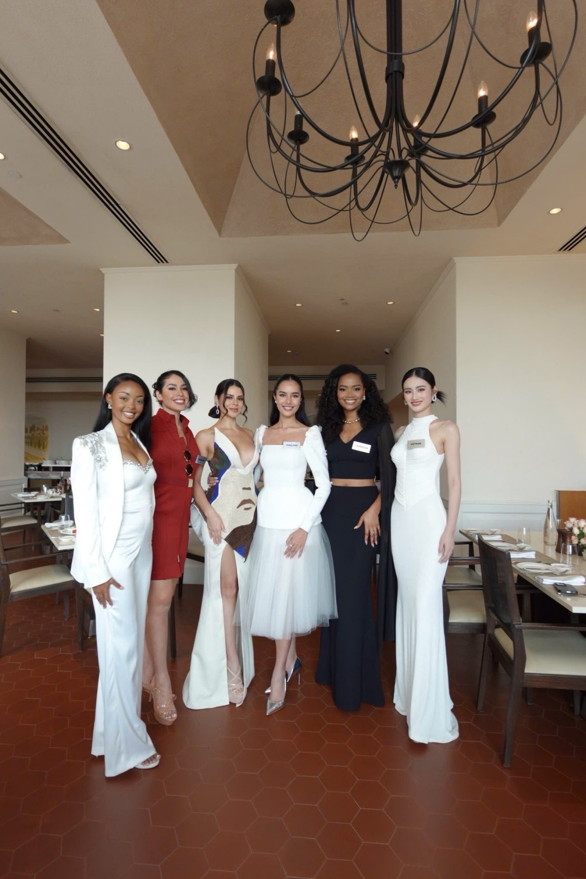 Miss World 2025: Hoa hậu Ý Nhi mặc bikini màu xanh dương khoe vòng eo chỉ 59 cm ảnh 2