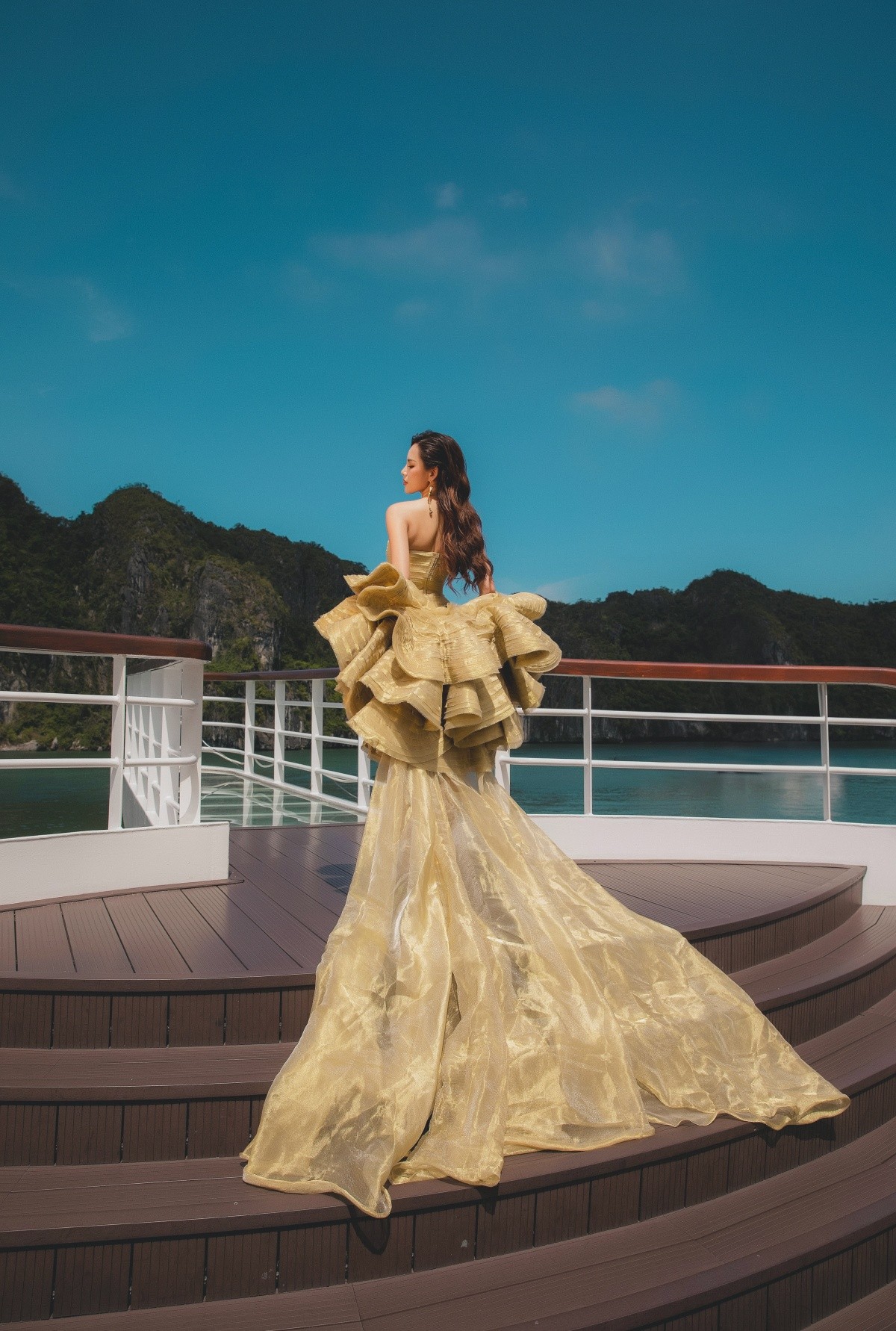 Hoa hậu Lê Hoàng Phương tỏa sáng trong bộ ảnh thời trang chụp tại vịnh Hạ Long ảnh 4