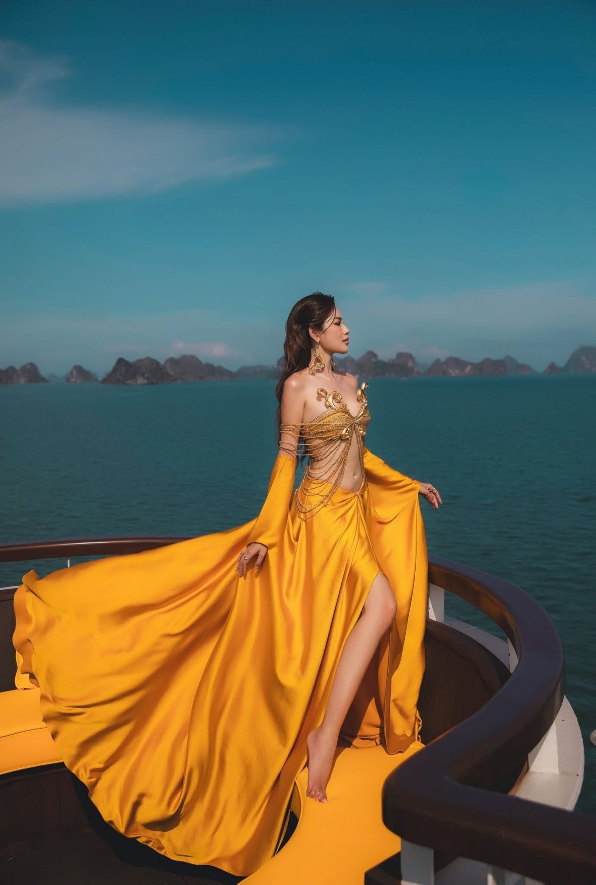Hoa hậu Lê Hoàng Phương tỏa sáng trong bộ ảnh thời trang chụp tại vịnh Hạ Long ảnh 11