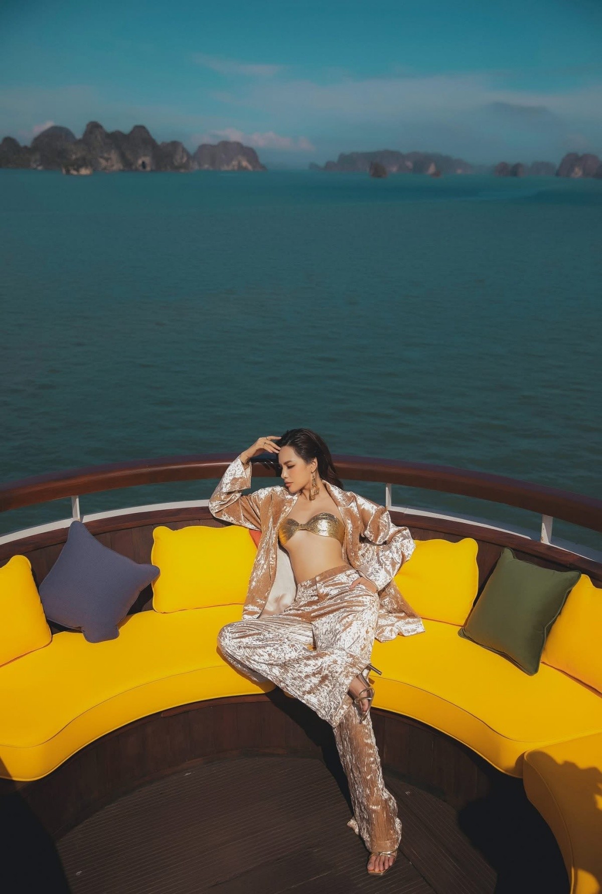 Hoa hậu Lê Hoàng Phương tỏa sáng trong bộ ảnh thời trang chụp tại vịnh Hạ Long ảnh 6
