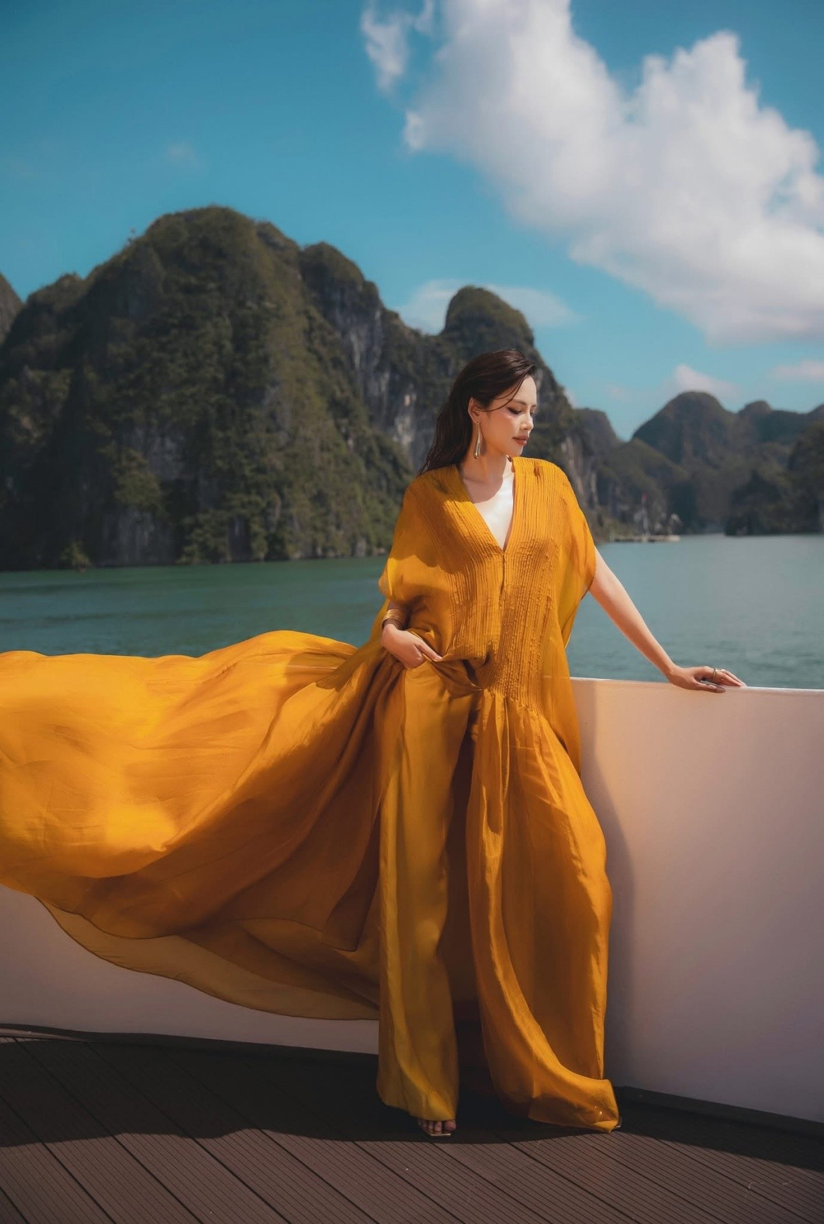 Hoa hậu Lê Hoàng Phương tỏa sáng trong bộ ảnh thời trang chụp tại vịnh Hạ Long ảnh 12