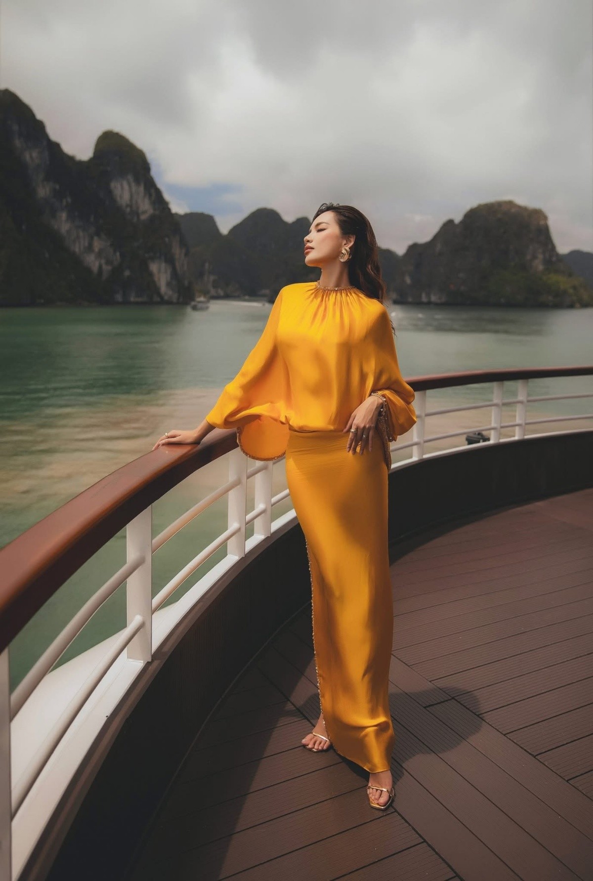 Hoa hậu Lê Hoàng Phương tỏa sáng trong bộ ảnh thời trang chụp tại vịnh Hạ Long ảnh 10