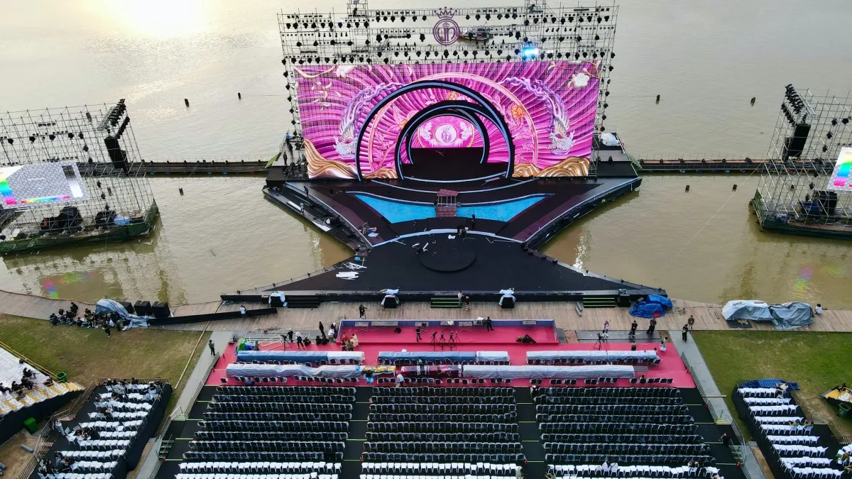 Hình ảnh hoành tráng của sân khấu Chung kết Hoa hậu Việt Nam 2024 trên sông Hương ảnh 1