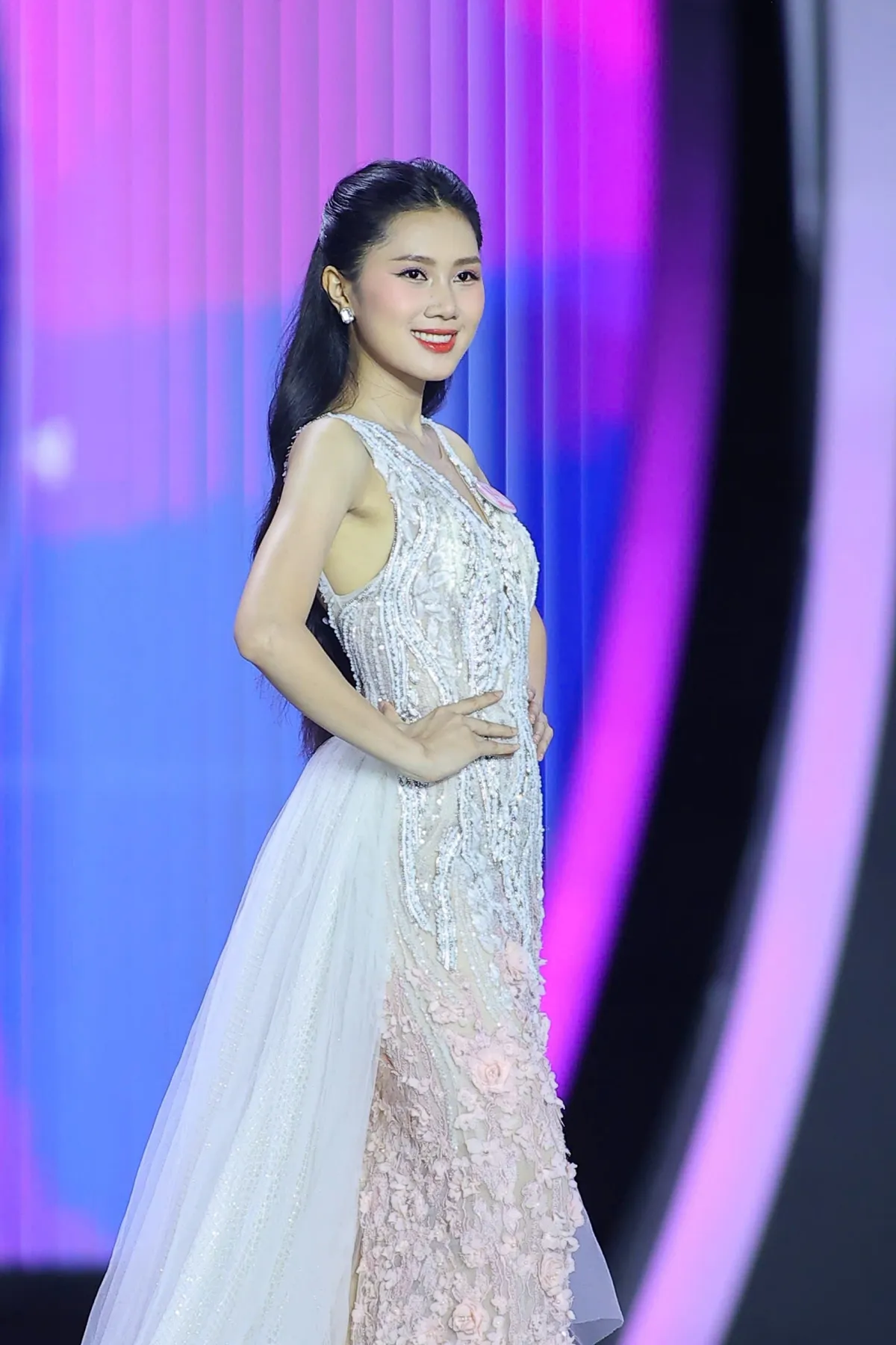 Trang phục dạ hội lộng lẫy của Top 10 thí sinh xuất sắc nhất Hoa hậu Việt Nam 2024 ảnh 12