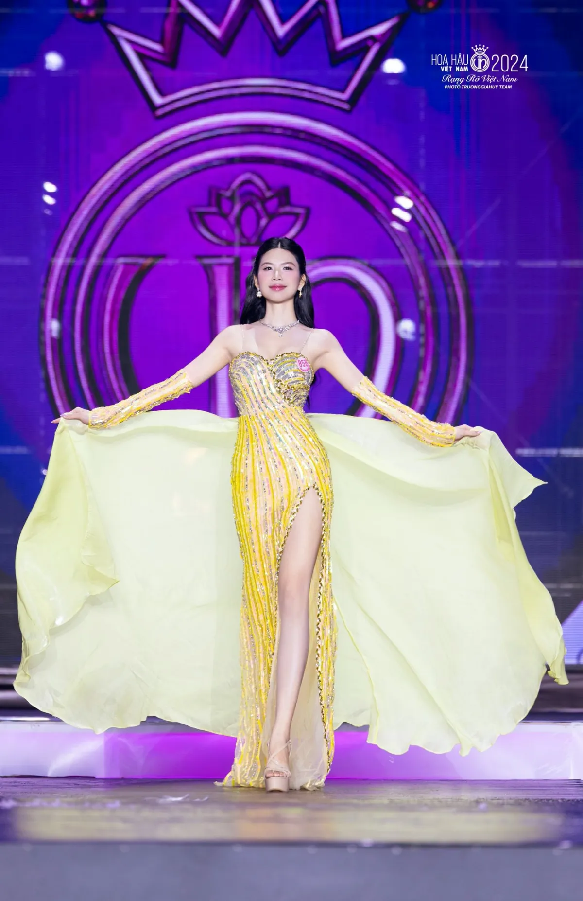 Trang phục dạ hội lộng lẫy của Top 10 thí sinh xuất sắc nhất Hoa hậu Việt Nam 2024 ảnh 10