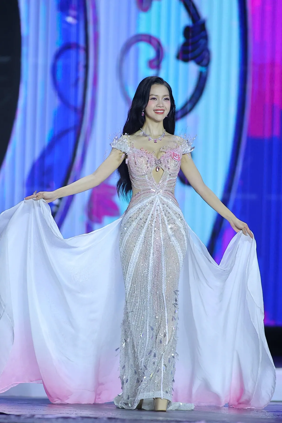 Trang phục dạ hội lộng lẫy của Top 10 thí sinh xuất sắc nhất Hoa hậu Việt Nam 2024 ảnh 7