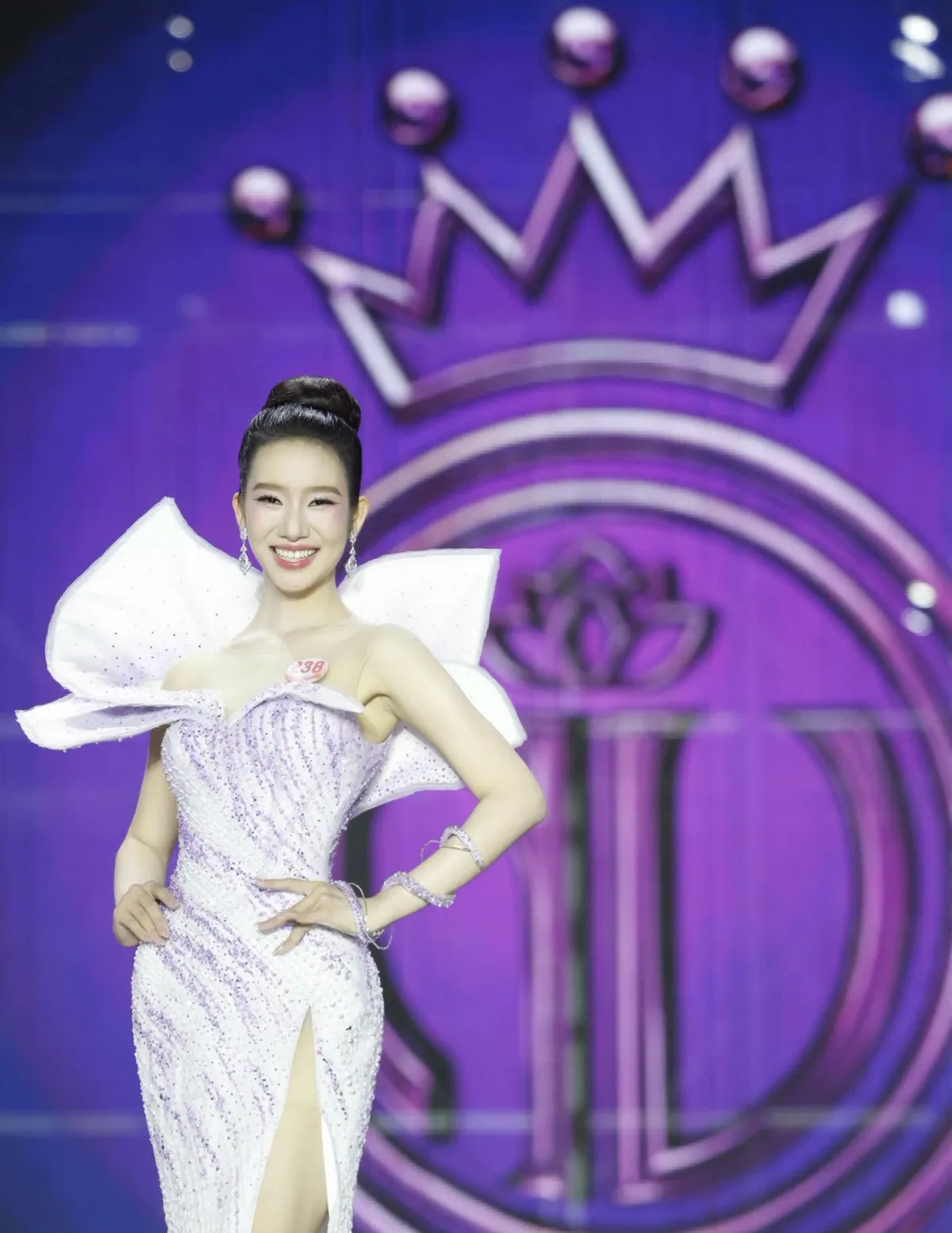 Trang phục dạ hội lộng lẫy của Top 10 thí sinh xuất sắc nhất Hoa hậu Việt Nam 2024 ảnh 9