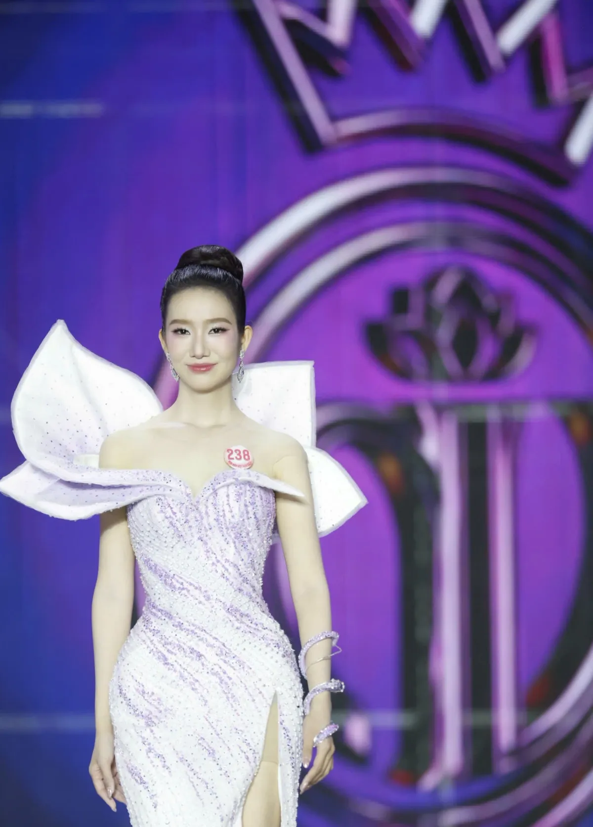 Trang phục dạ hội lộng lẫy của Top 10 thí sinh xuất sắc nhất Hoa hậu Việt Nam 2024 ảnh 8