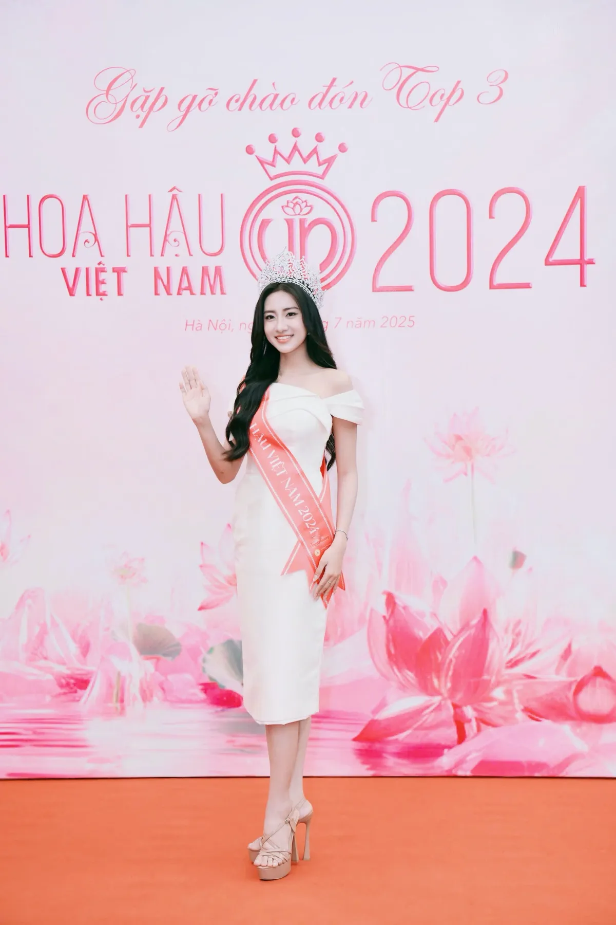 Top 3 Hoa hậu Việt Nam 2024 diện các thiết kế thanh lịch, dịu dàng sau đăng quang ảnh 13