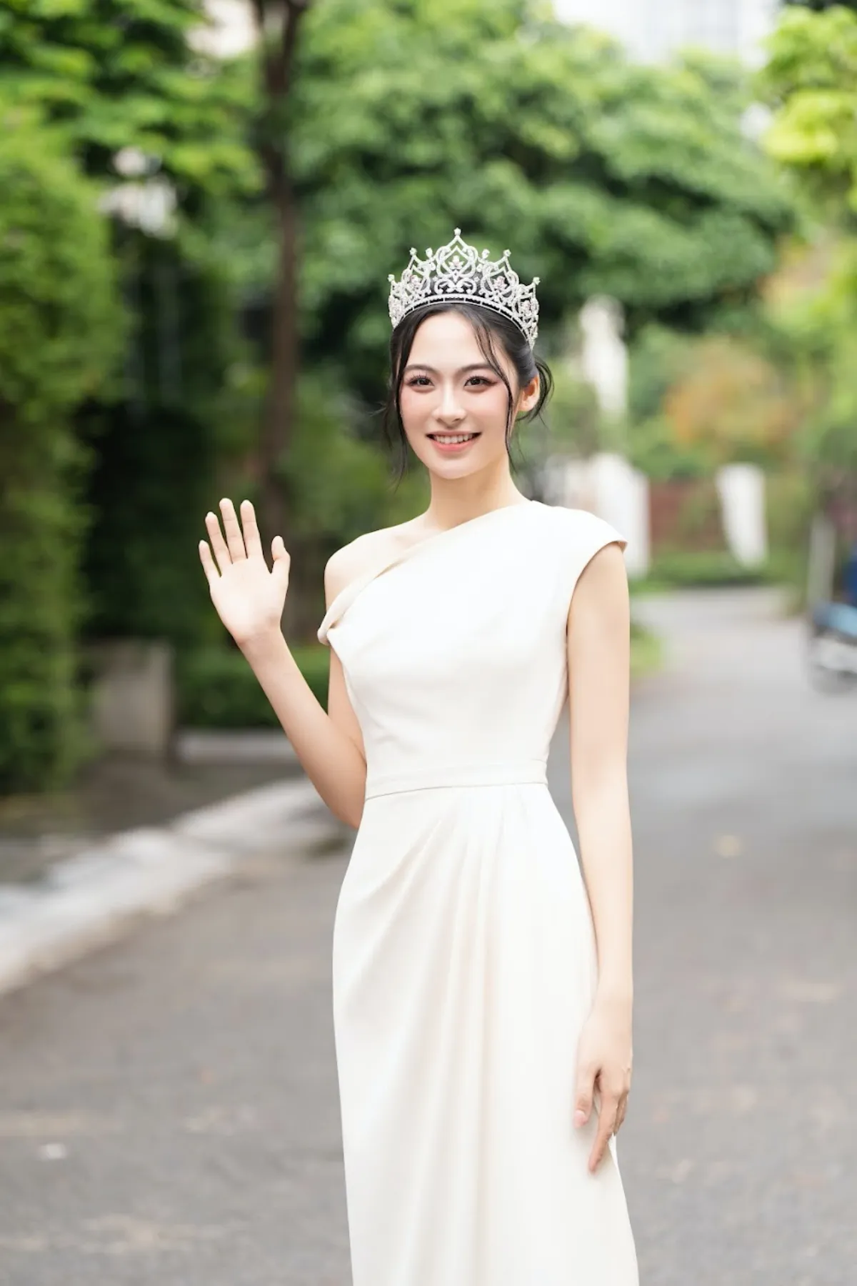 Top 3 Hoa hậu Việt Nam 2024 diện các thiết kế thanh lịch, dịu dàng sau đăng quang ảnh 9