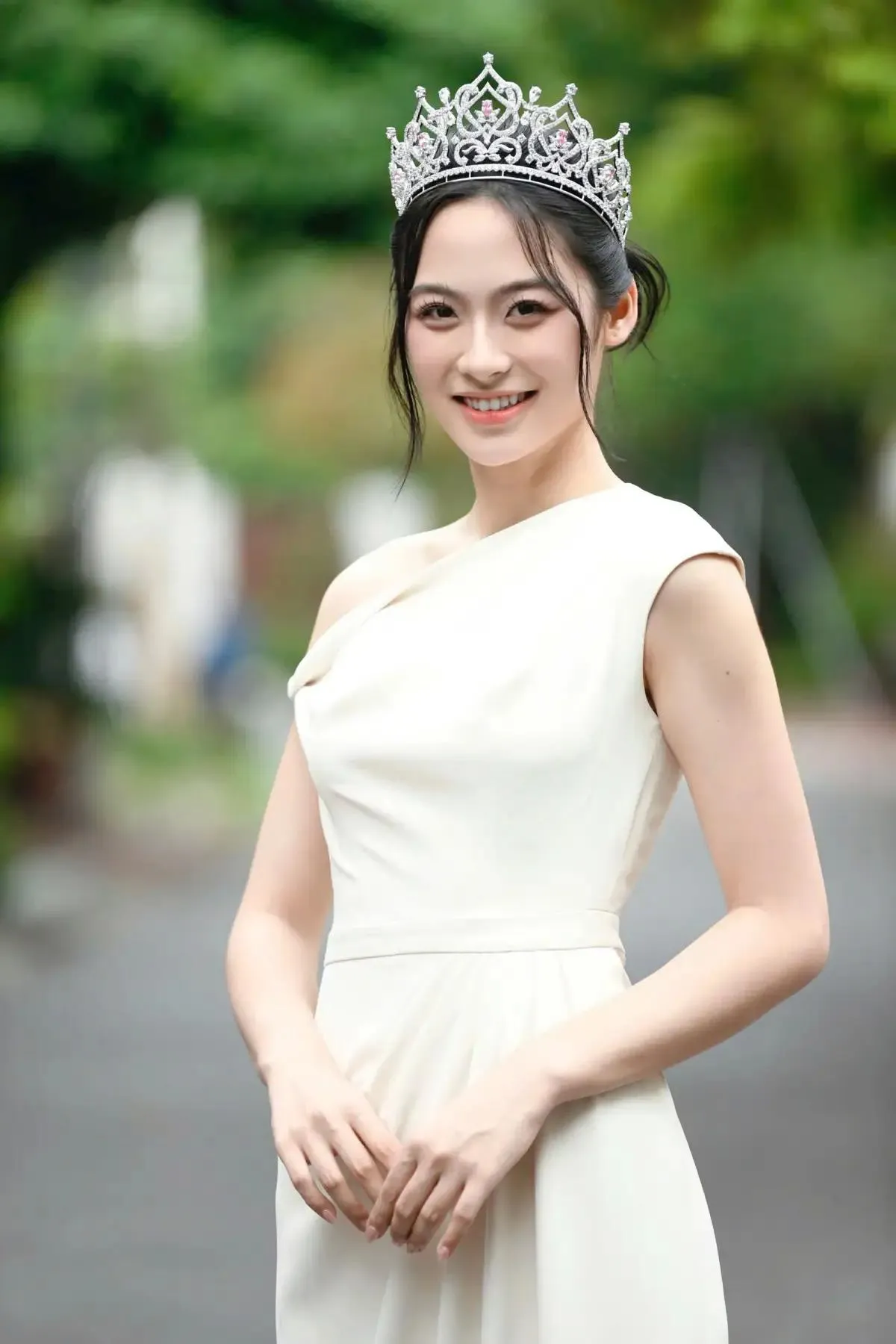 Top 3 Hoa hậu Việt Nam 2024 diện các thiết kế thanh lịch, dịu dàng sau đăng quang ảnh 8