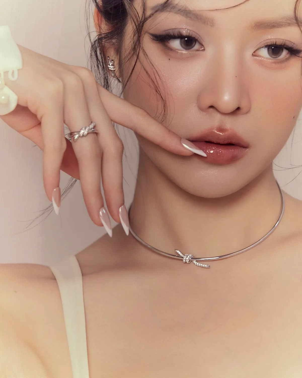 Hoa hậu Thanh Thủy khoe bộ ảnh chụp cùng thương hiệu trang sức xa xỉ ảnh 12