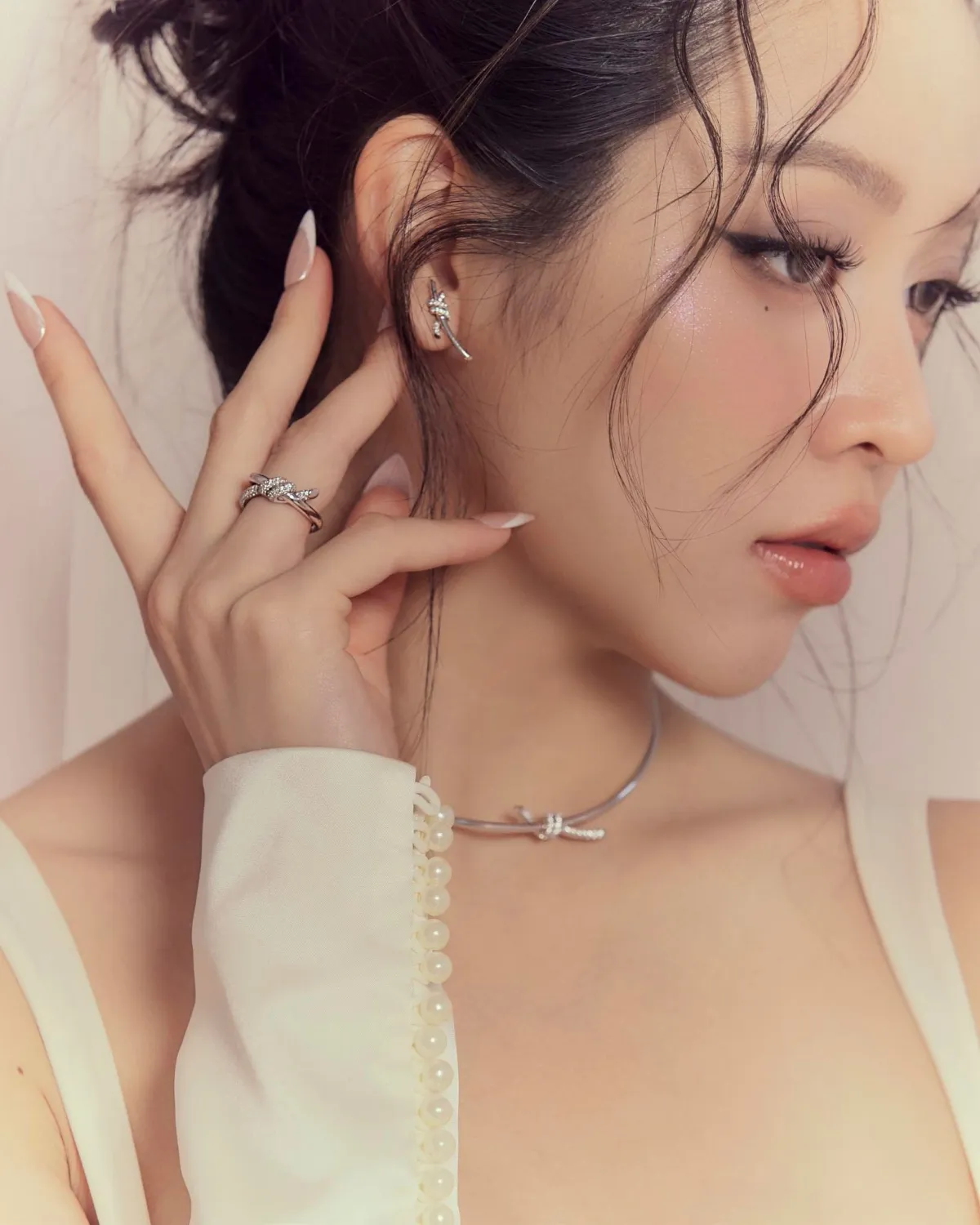 Hoa hậu Thanh Thủy khoe bộ ảnh chụp cùng thương hiệu trang sức xa xỉ ảnh 11