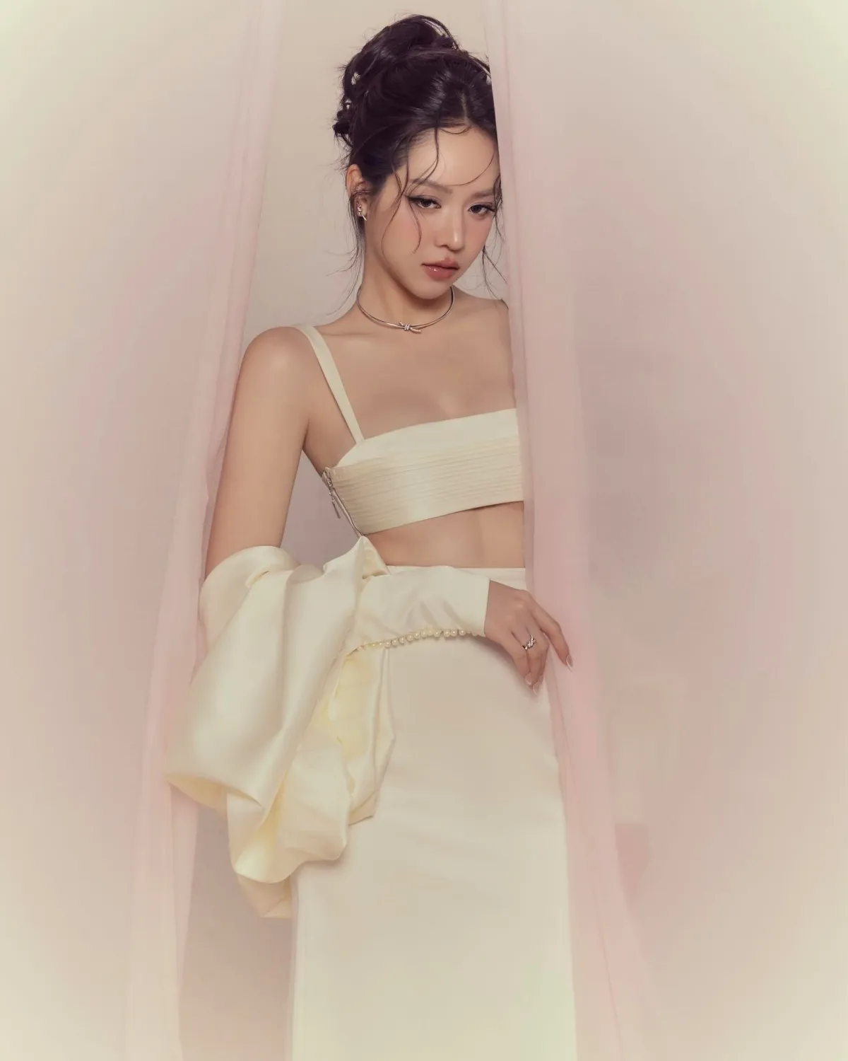 Hoa hậu Thanh Thủy khoe bộ ảnh chụp cùng thương hiệu trang sức xa xỉ ảnh 15