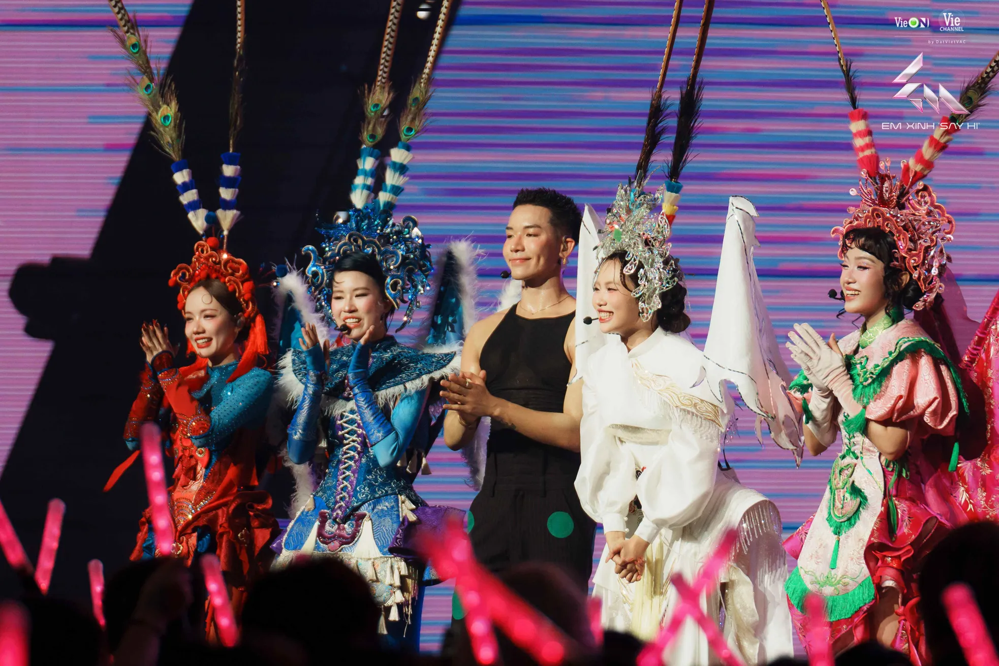 Em Xinh Say Hi - Live Stage 2: Đủ món chiêu đãi nhưng thiếu gia vị "gây nghiện" ảnh 12
