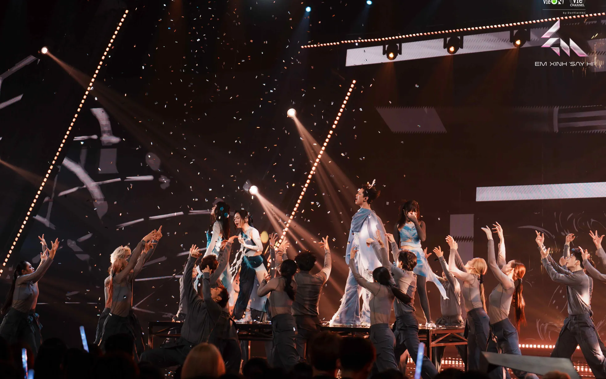 Em Xinh Say Hi - Live Stage 2: Đủ món chiêu đãi nhưng thiếu gia vị "gây nghiện" ảnh 11