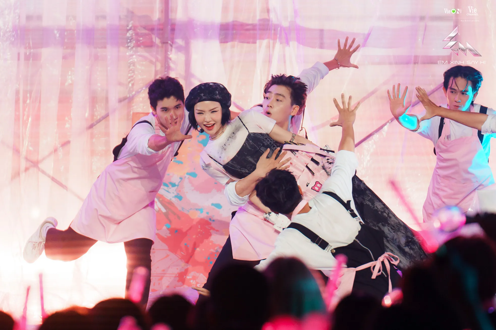 Em Xinh Say Hi - Live Stage 2: Đủ món chiêu đãi nhưng thiếu gia vị "gây nghiện" ảnh 6