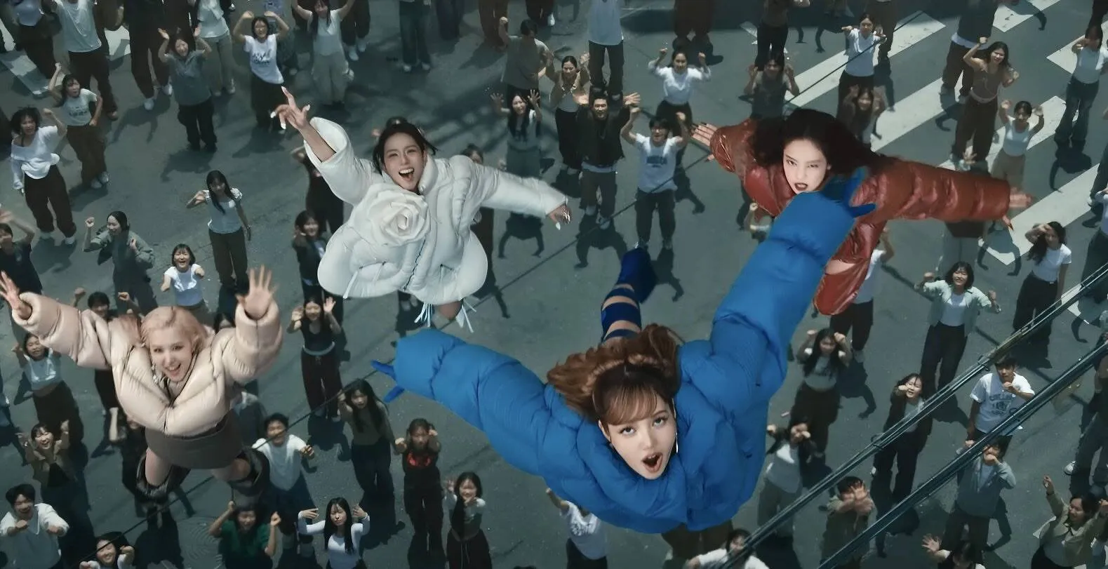 BLACKPINK "xập xình" với đồ của local brand đến NTK gốc Việt làm riêng trong "JUMP" ảnh 6