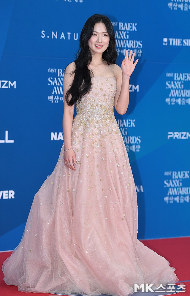 Thảm đỏ Baeksang 2025: Hyeri xinh như công chúa, IU tái hiện váy cưới trong phim ảnh 7
