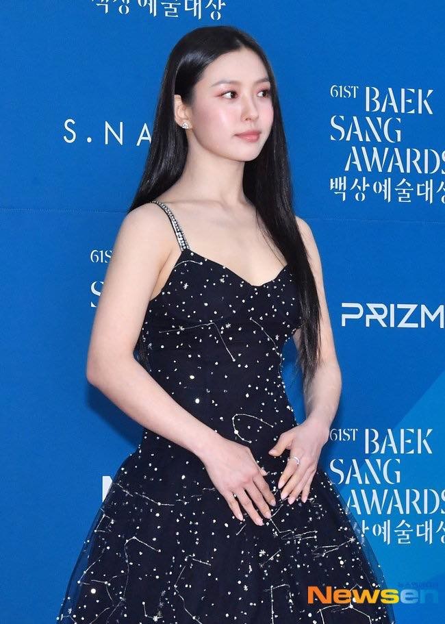 Thảm đỏ Baeksang 2025: Hyeri xinh như công chúa, IU tái hiện váy cưới trong phim ảnh 15