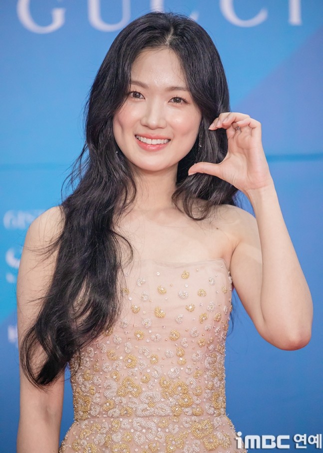 Thảm đỏ Baeksang 2025: Hyeri xinh như công chúa, IU tái hiện váy cưới trong phim ảnh 6