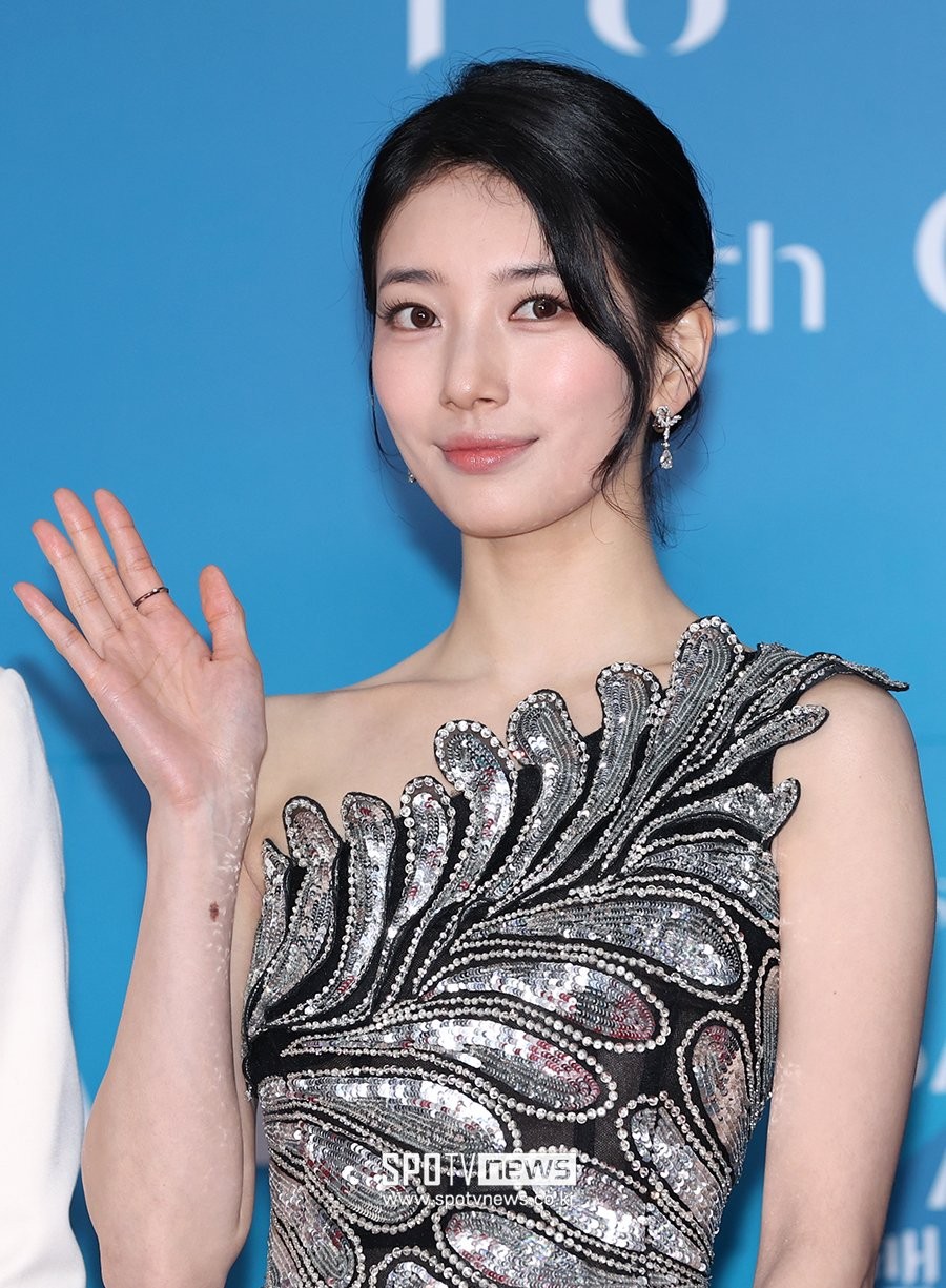 Thảm đỏ Baeksang 2025: Hyeri xinh như công chúa, IU tái hiện váy cưới trong phim ảnh 5