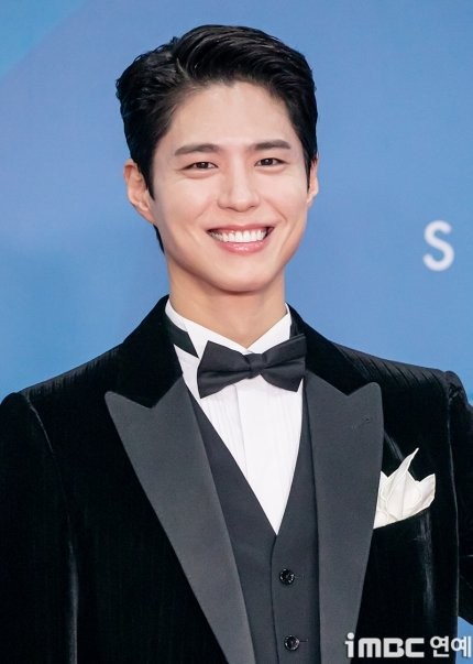 Thảm đỏ Baeksang 2025: Hyeri xinh như công chúa, IU tái hiện váy cưới trong phim ảnh 2
