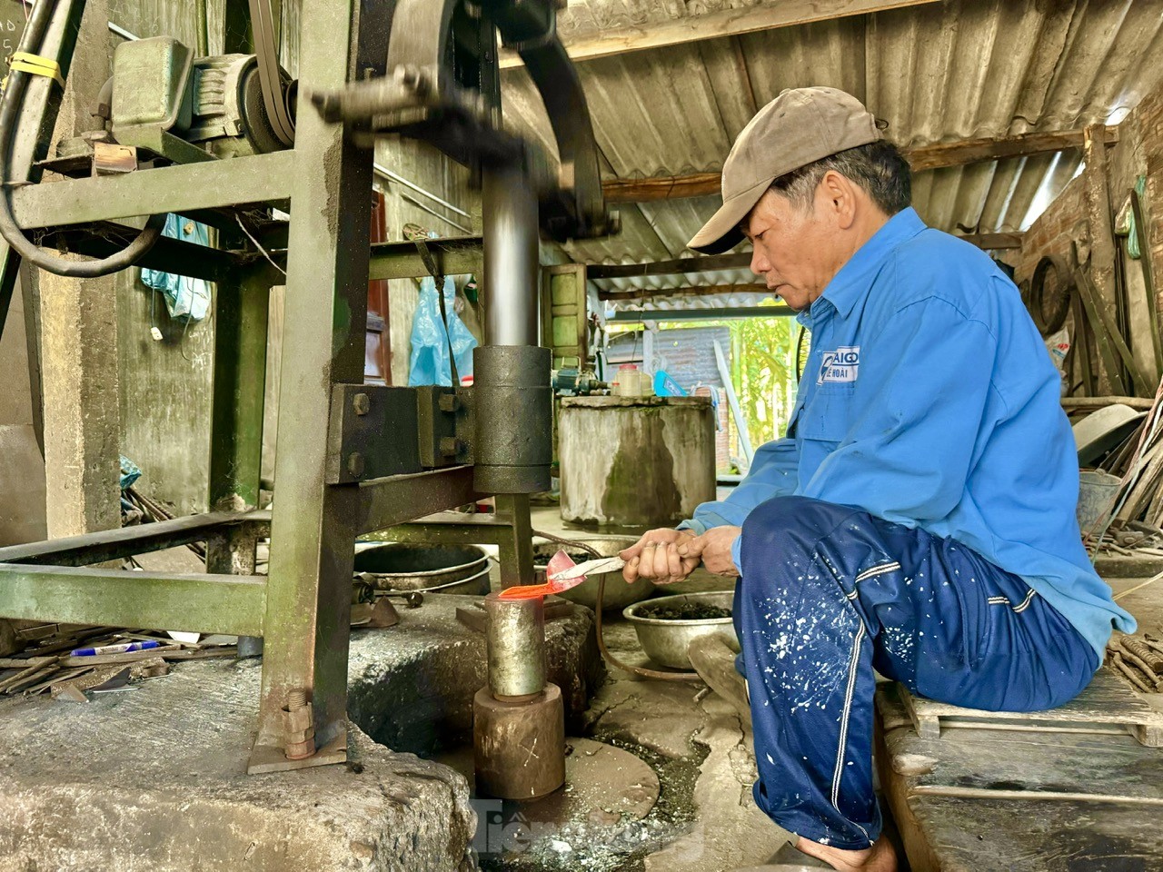 Làng rèn hơn 3 thế kỷ liên tục đỏ lửa dịp cận Tết ảnh 17