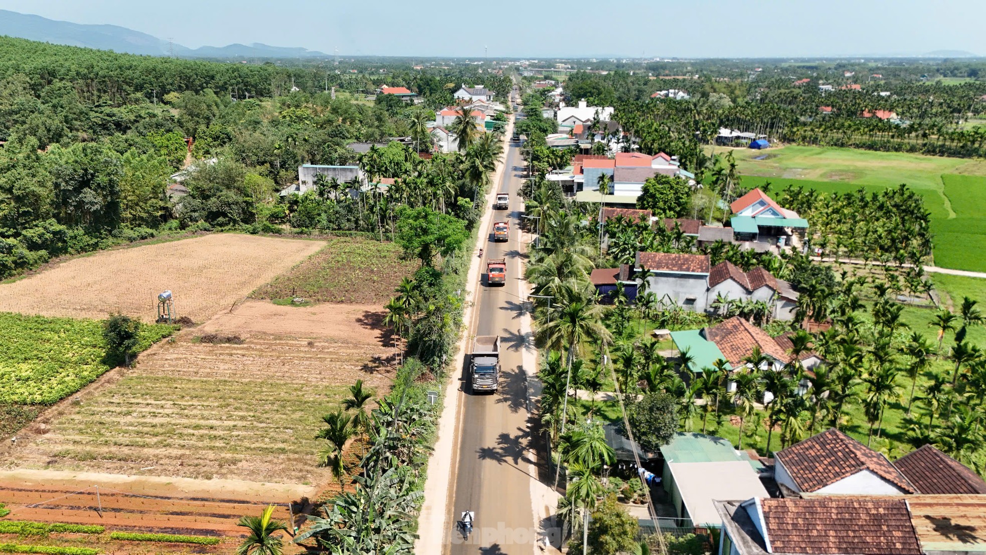 Xe chở vật liệu ‘tung hoành’ trên tỉnh lộ, khiến người dân khiếp đảm ảnh 10