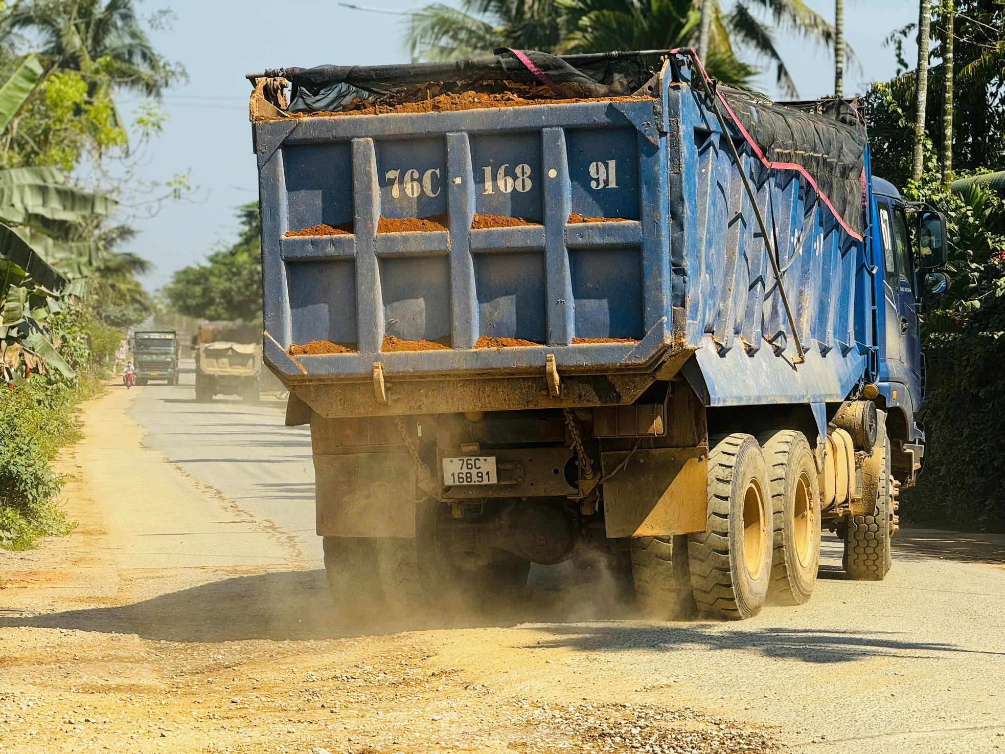 Xe chở vật liệu ‘tung hoành’ trên tỉnh lộ, khiến người dân khiếp đảm ảnh 9