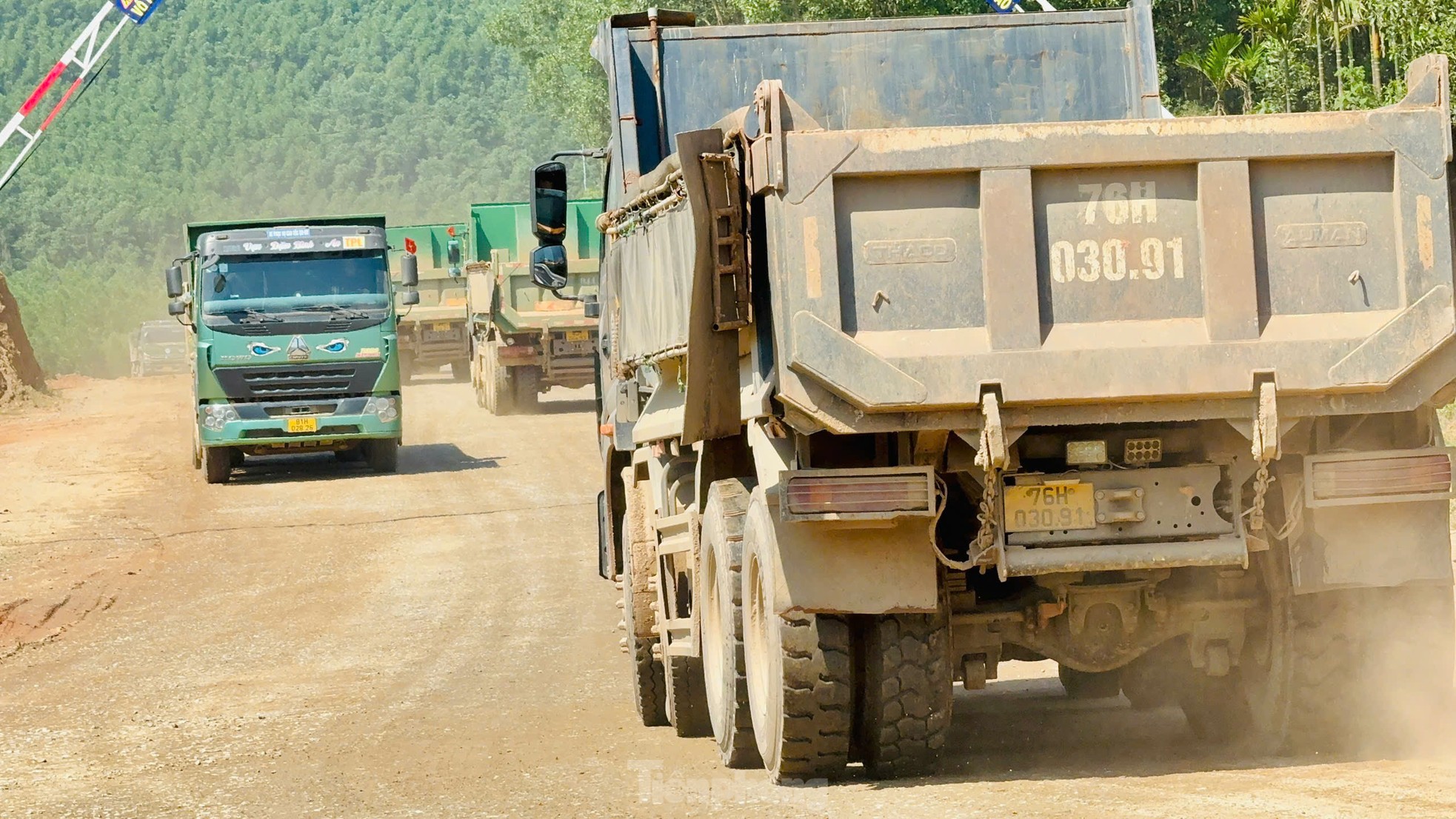 Xe chở vật liệu ‘tung hoành’ trên tỉnh lộ, khiến người dân khiếp đảm ảnh 2