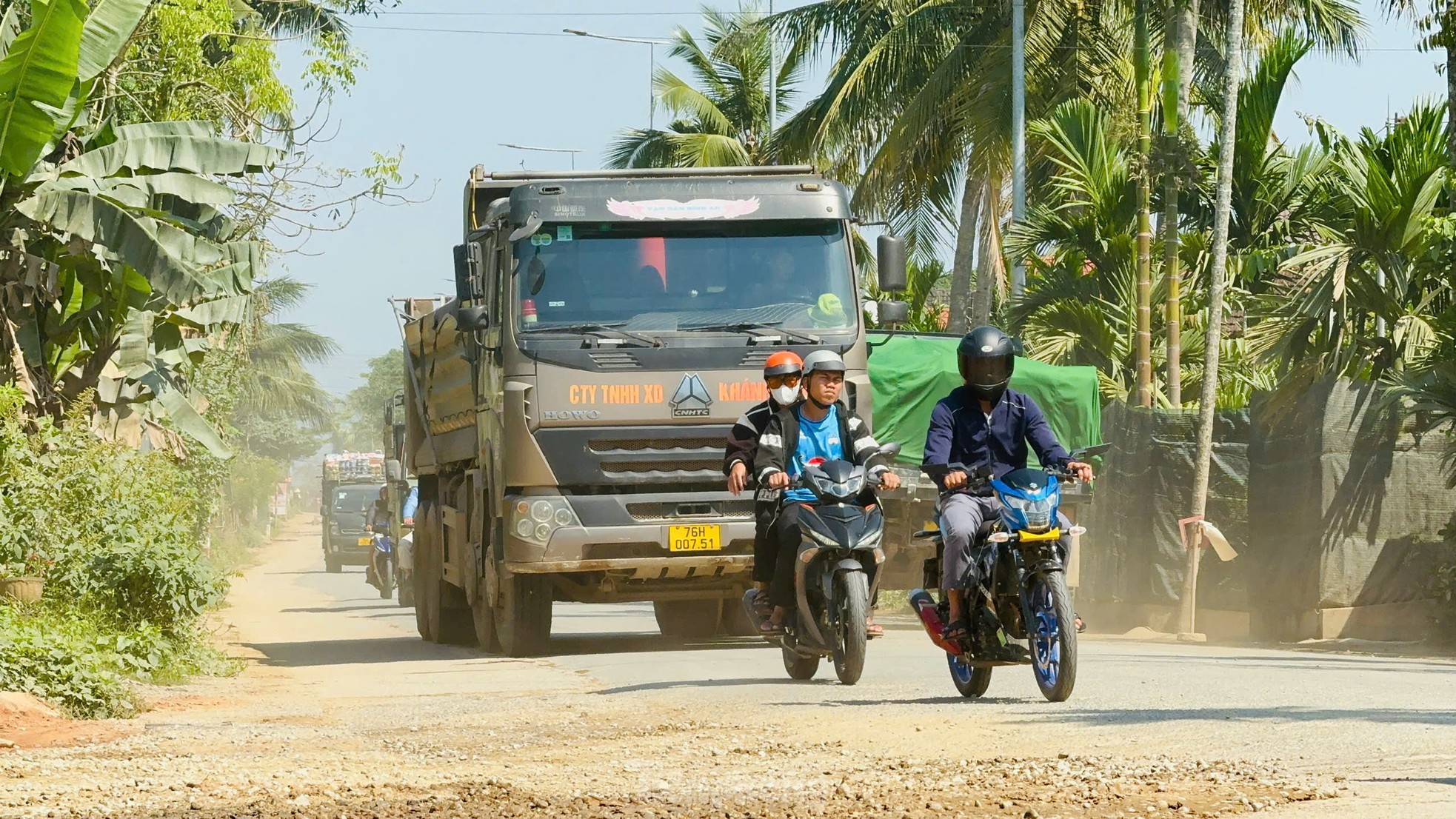 Xe chở vật liệu ‘tung hoành’ trên tỉnh lộ, khiến người dân khiếp đảm ảnh 13