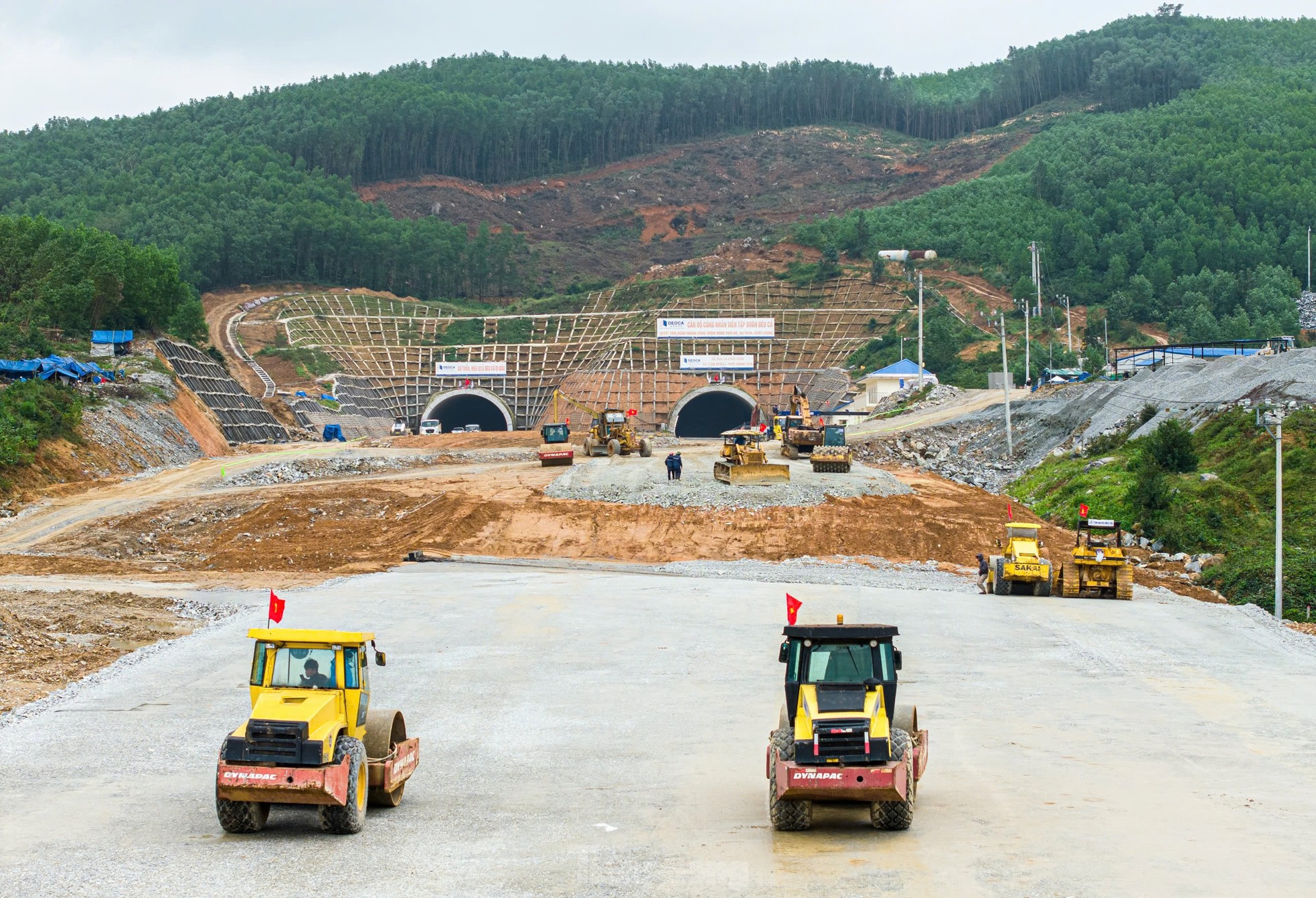 Thi công xuyên lễ trên đại công trường cao tốc Bắc Nam ảnh 8
