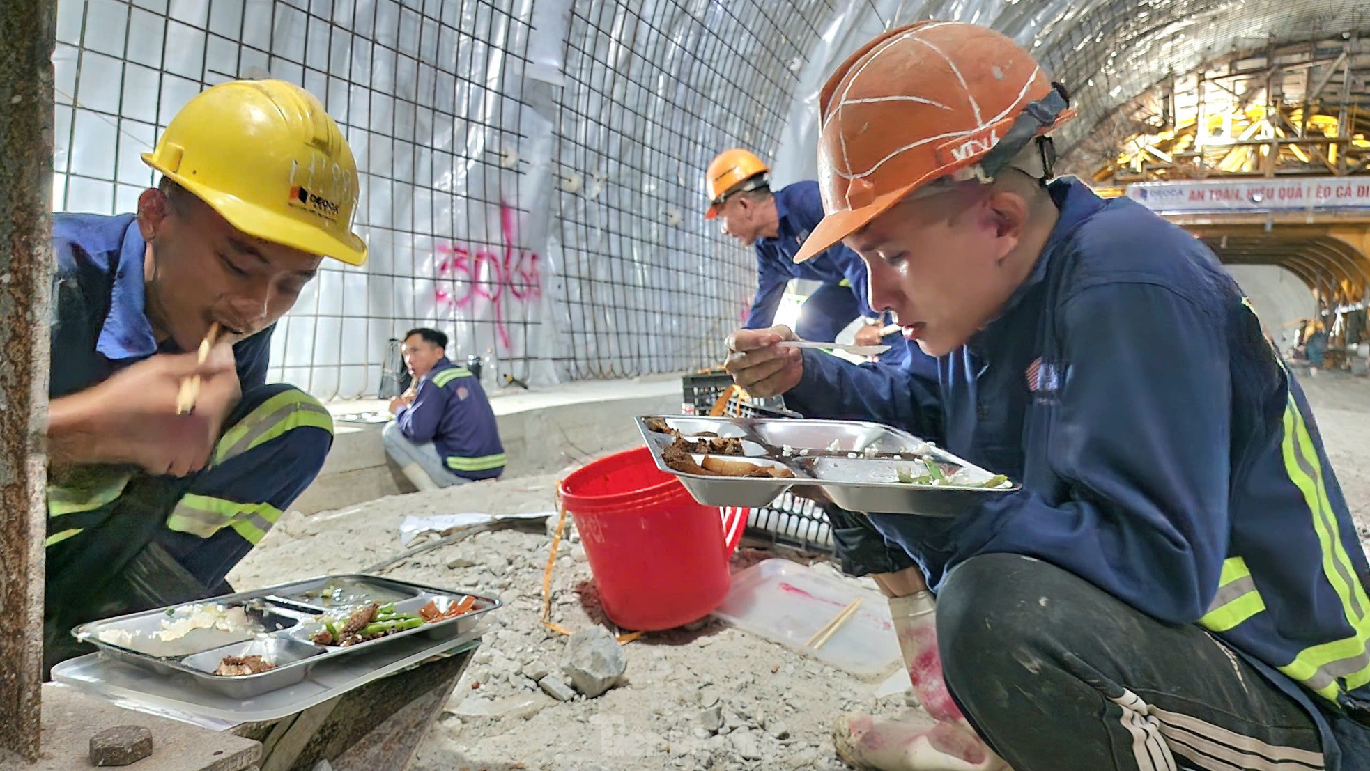 Thi công xuyên lễ trên đại công trường cao tốc Bắc Nam ảnh 3