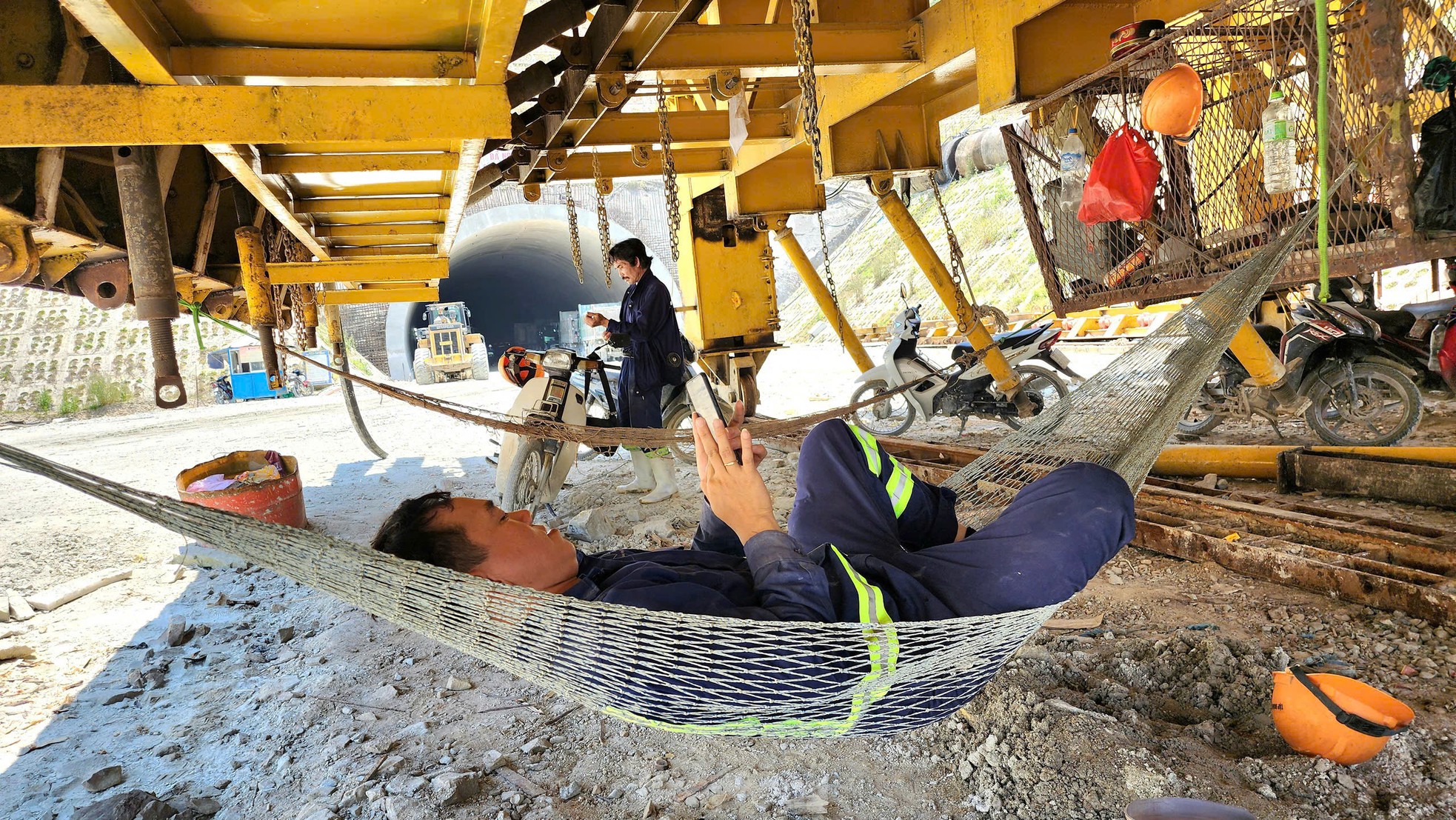 Thi công xuyên lễ trên đại công trường cao tốc Bắc Nam ảnh 7